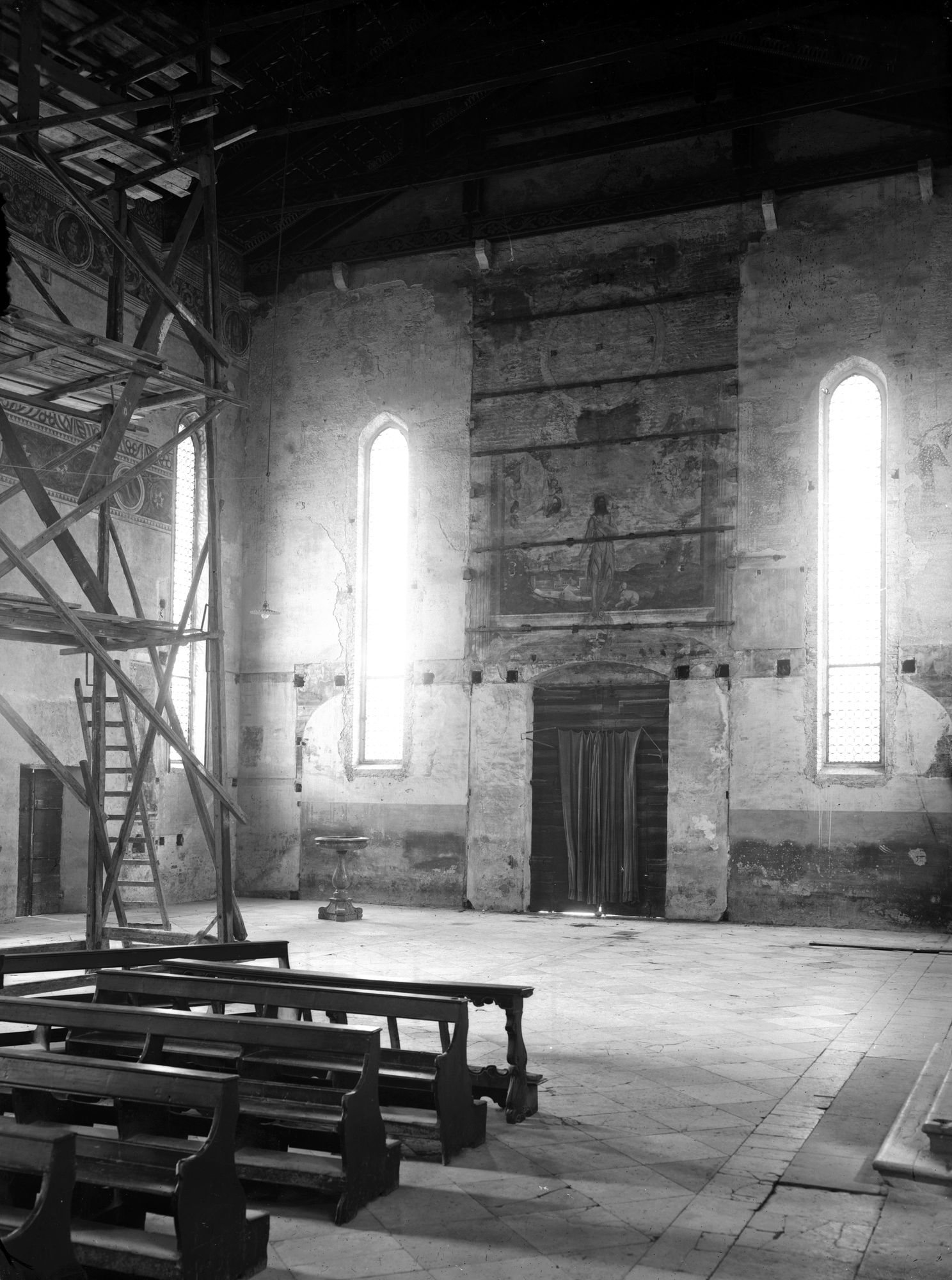 Chiesa San Giovanni. Veduta della retrofacciata e dell'affresco ivi esistente prima del restauro (negativo) di Gabinetto fotografico (XX)