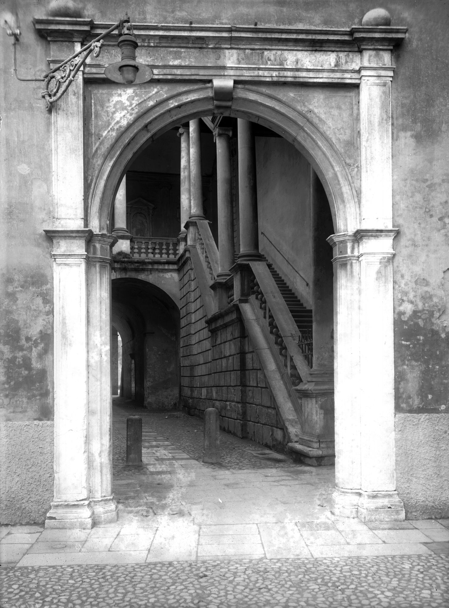 Loggia Carrarese. Scalone esterno (negativo) di Gabinetto fotografico (XX)