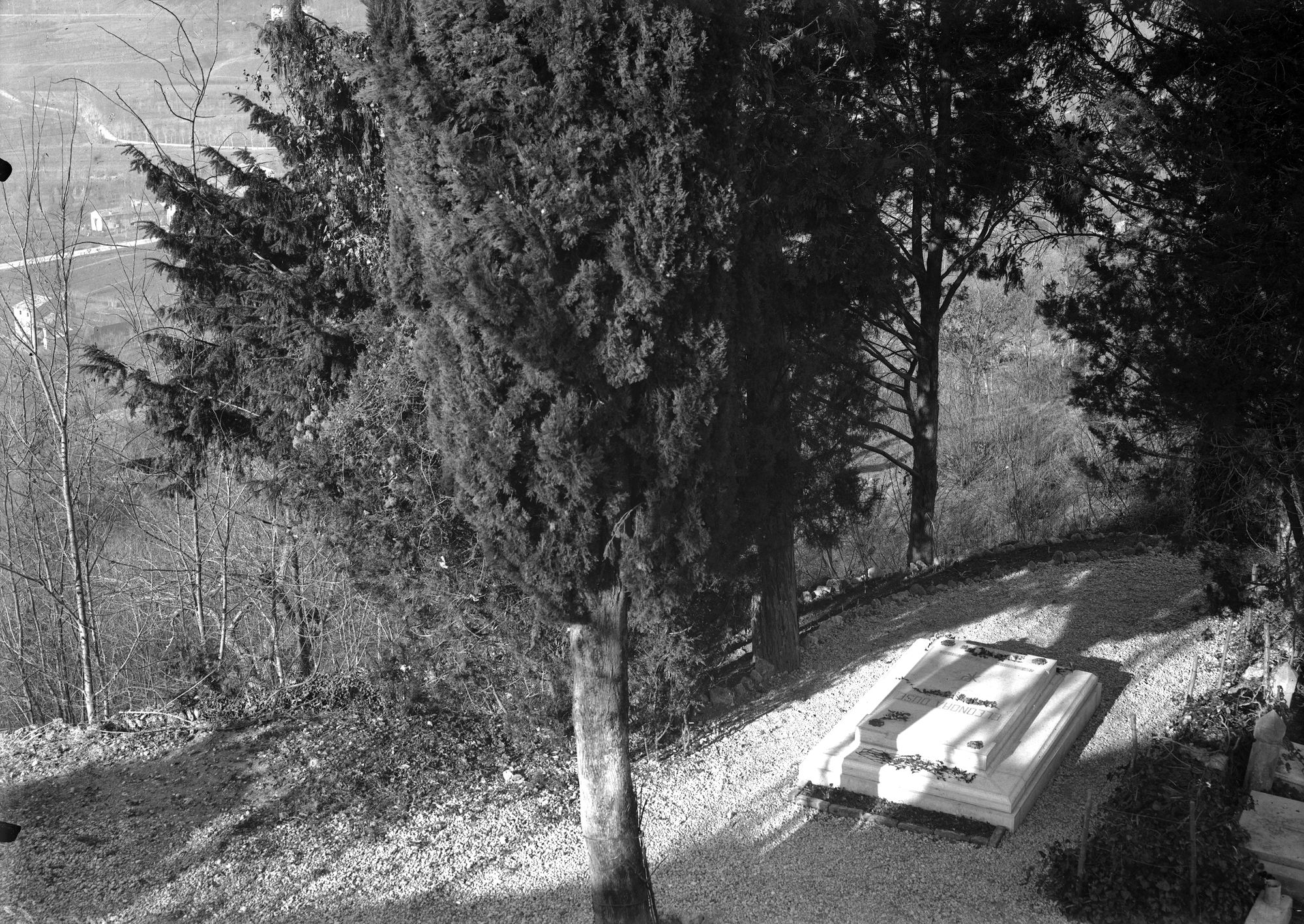 Asolo. La tomba di Eleonora Duse (negativo) di Gabinetto fotografico (XX)