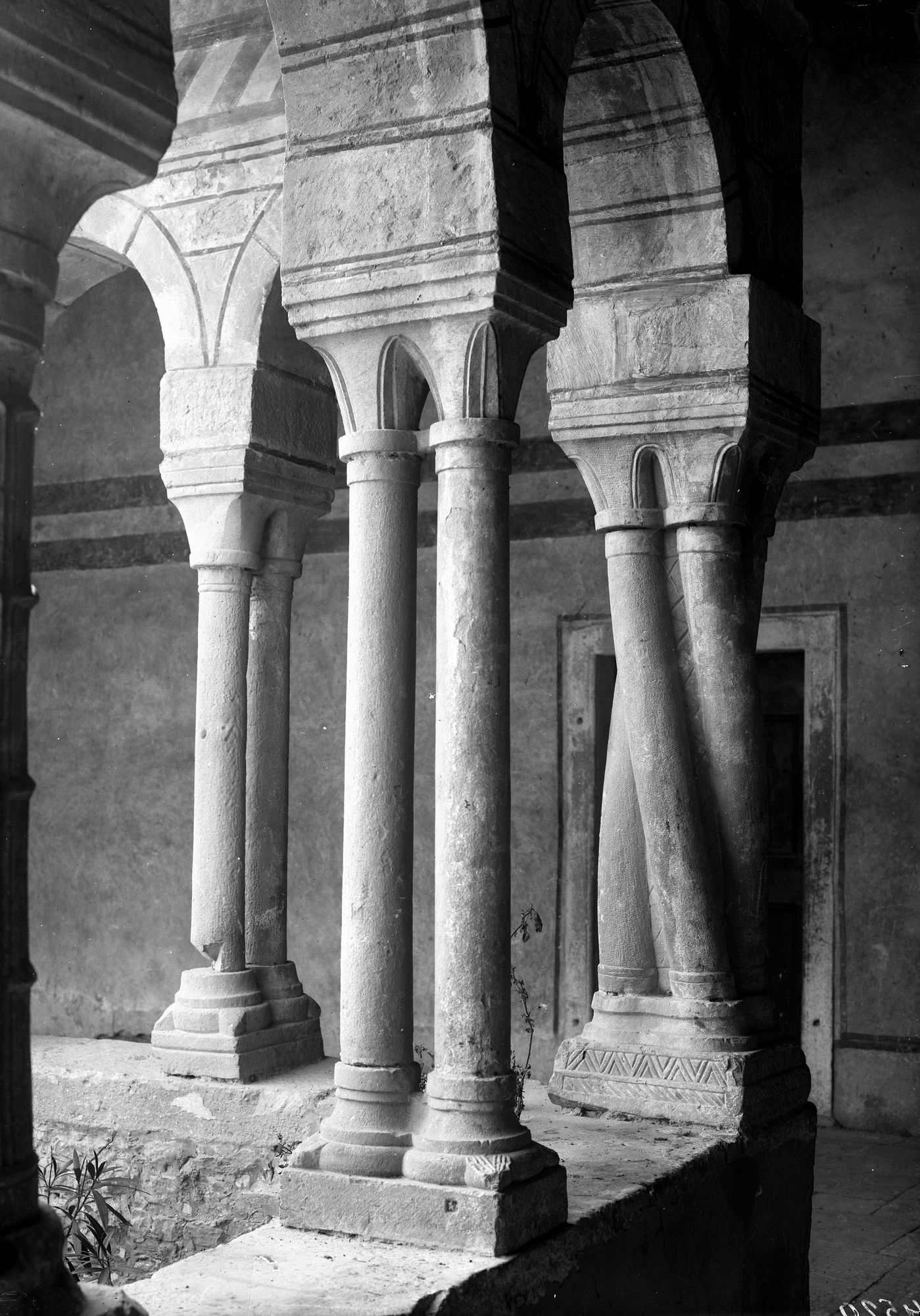 Follina. Duomo. Interni-esterni del Duomo e del Chiostro dopo compiuti i lavori di restauro e nuova pala in legno dell'altare maggiore (negativo) di Gabinetto fotografico (XX)