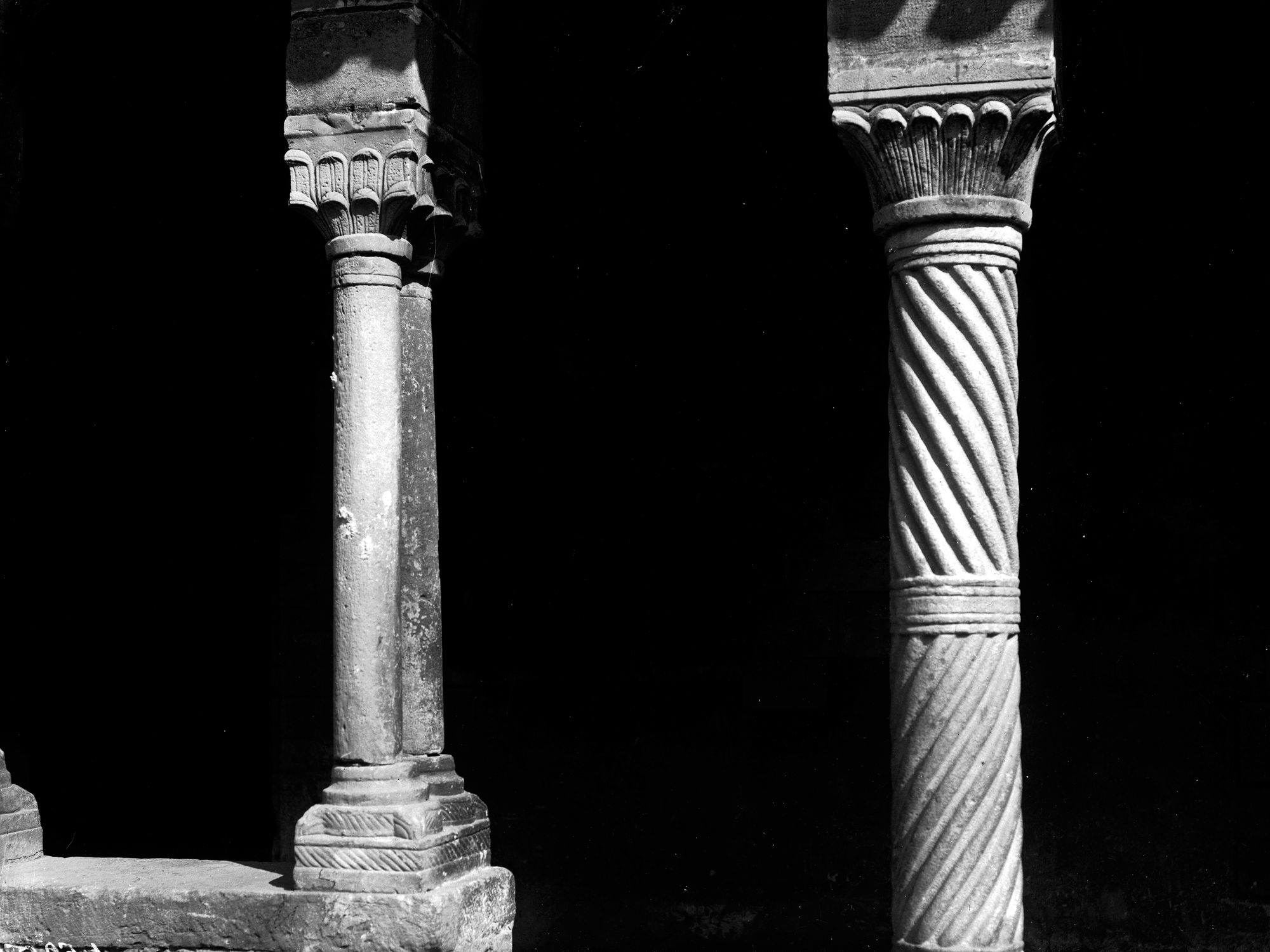 Follina. Duomo. Interni-esterni del Duomo e del Chiostro dopo compiuti i lavori di restauro e nuova pala in legno dell'altare maggiore (negativo) di Gabinetto fotografico (XX)