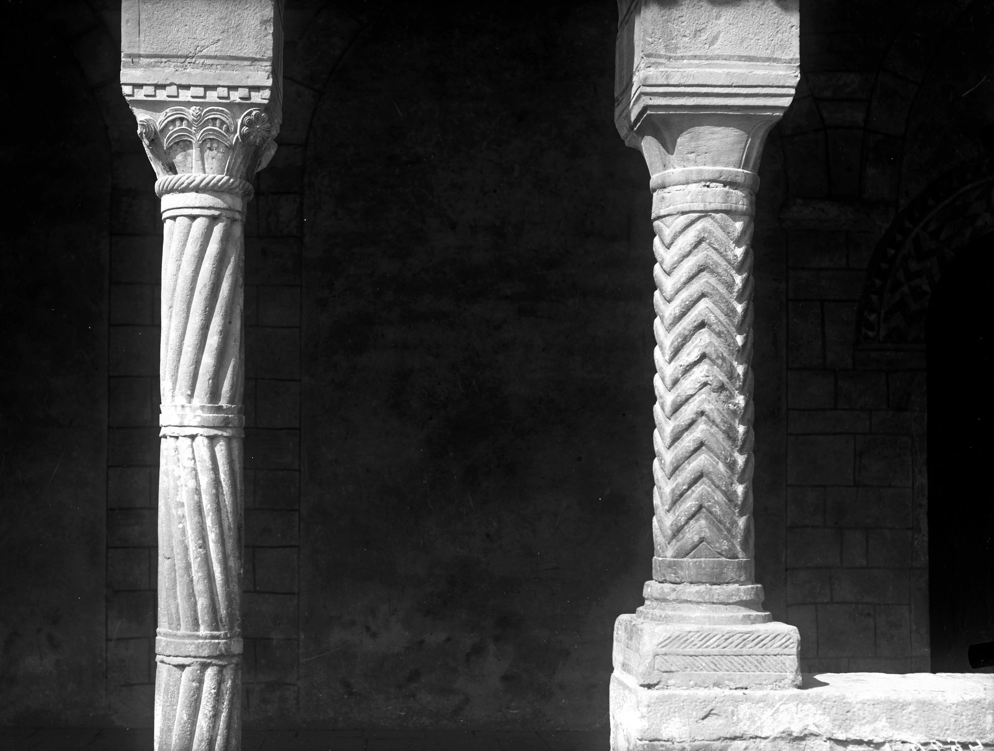 Follina. Duomo. Interni-esterni del Duomo e del Chiostro dopo compiuti i lavori di restauro e nuova pala in legno dell'altare maggiore (negativo) di Gabinetto fotografico (XX)