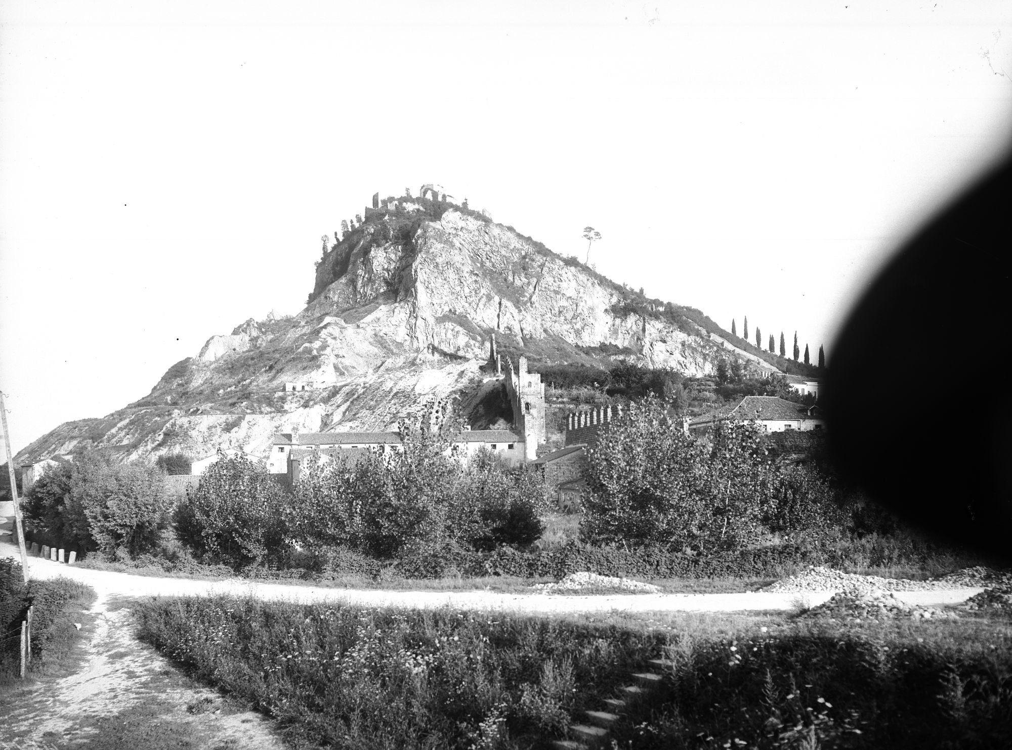 Monselice. La Rocca, le mura, e gruppo case verso Porta Padova (negativo) di Gabinetto fotografico (XX)