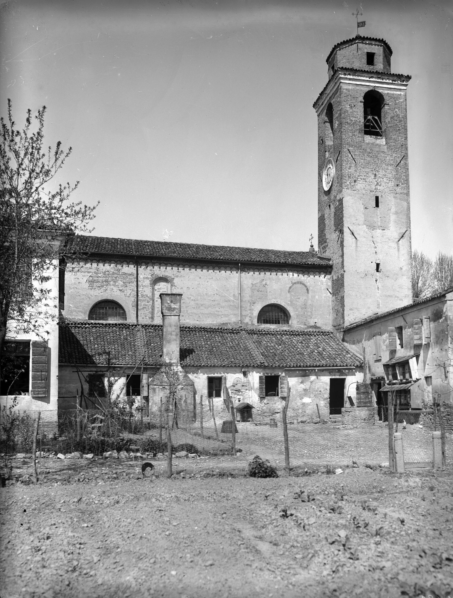 Chiesa San Matteo a Vanzo. Esterni ed interno (negativo) di Gabinetto fotografico (XX)