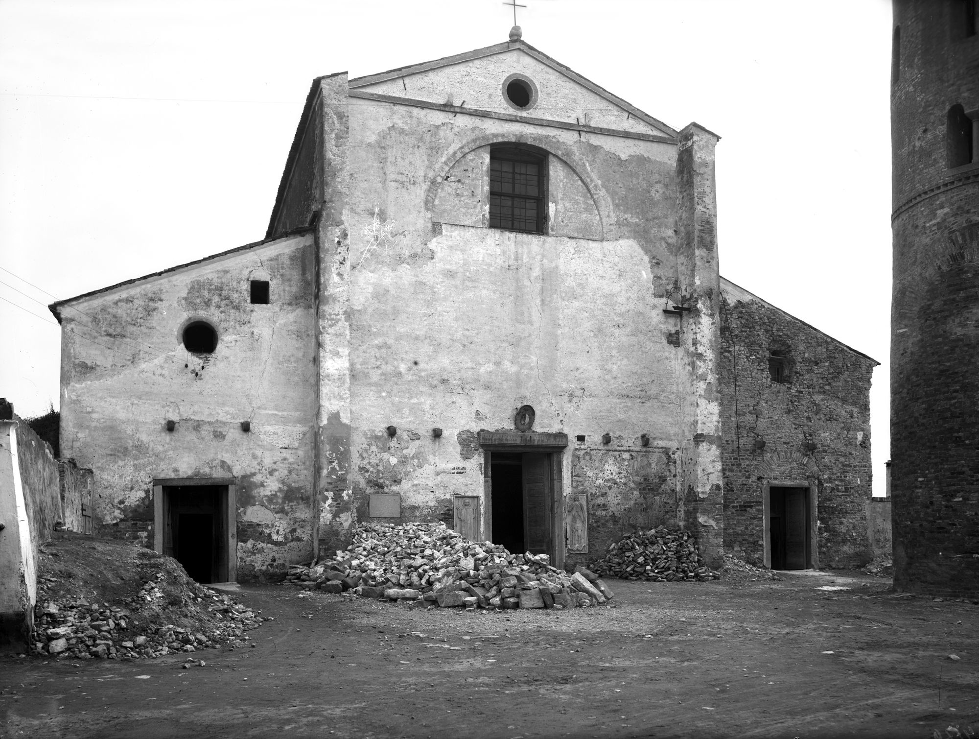 Caorle. Duomo. Varie vedute dello stato statico dell'interno ed esterno (negativo) di Gabinetto fotografico (XX)