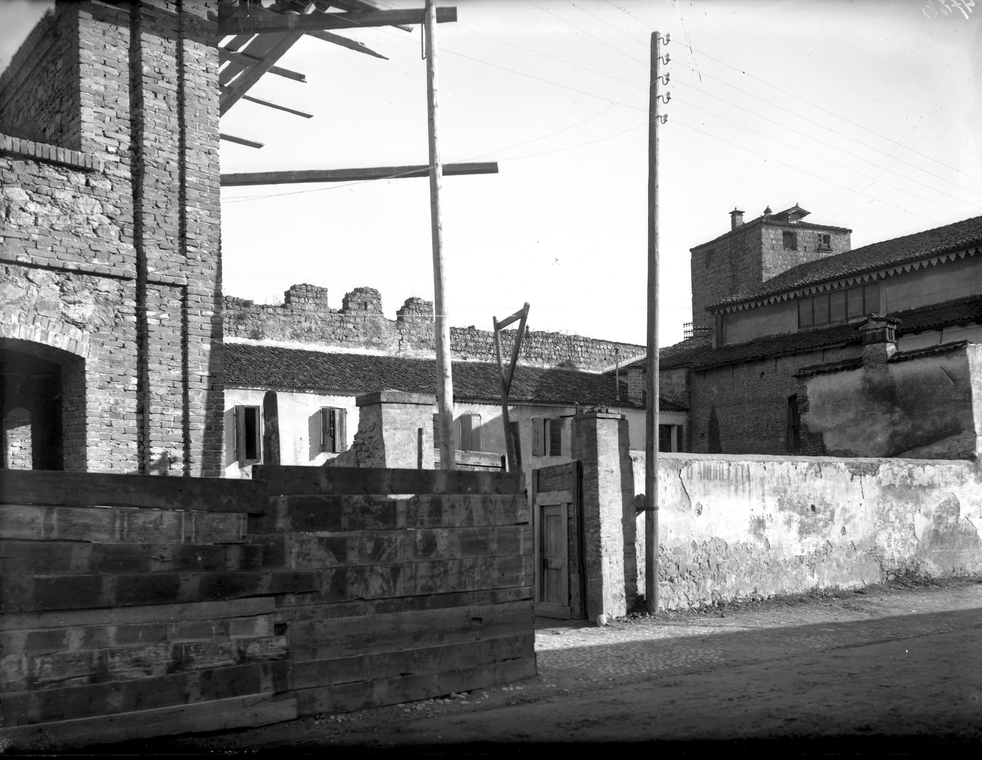 Monselice. Tratti di mura antica dove la ditta Dal Dirintente ? in parte iniziò a costruire un nuovo edificio addossato alle mura stesse (negativo) di Gabinetto fotografico (XX)