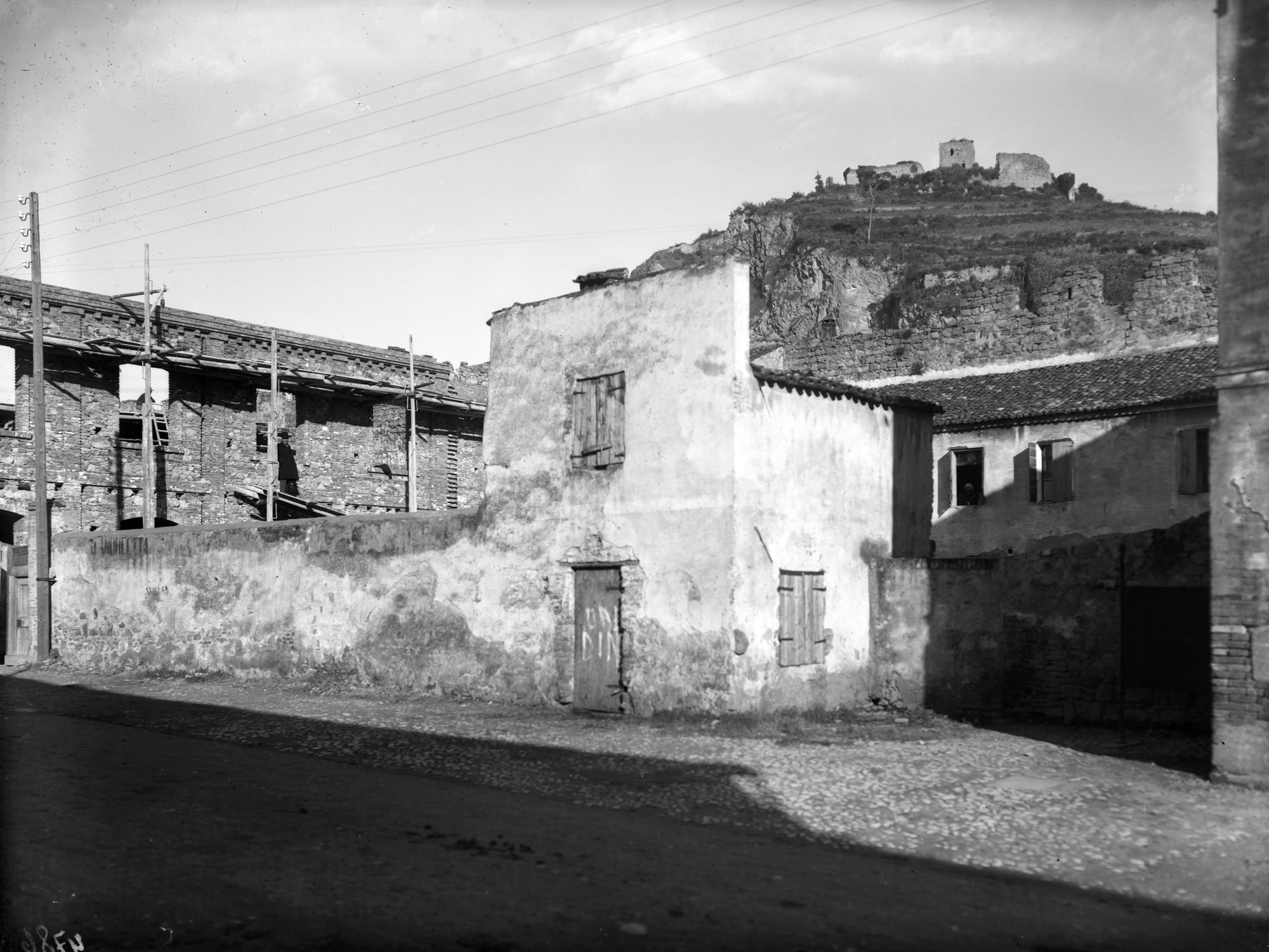 Monselice. Tratti di mura antica dove la ditta Dal Dirintente in parte iniziò a costruire un nuovo edificio addossato alle mura stesse (negativo) di Gabinetto fotografico (XX)