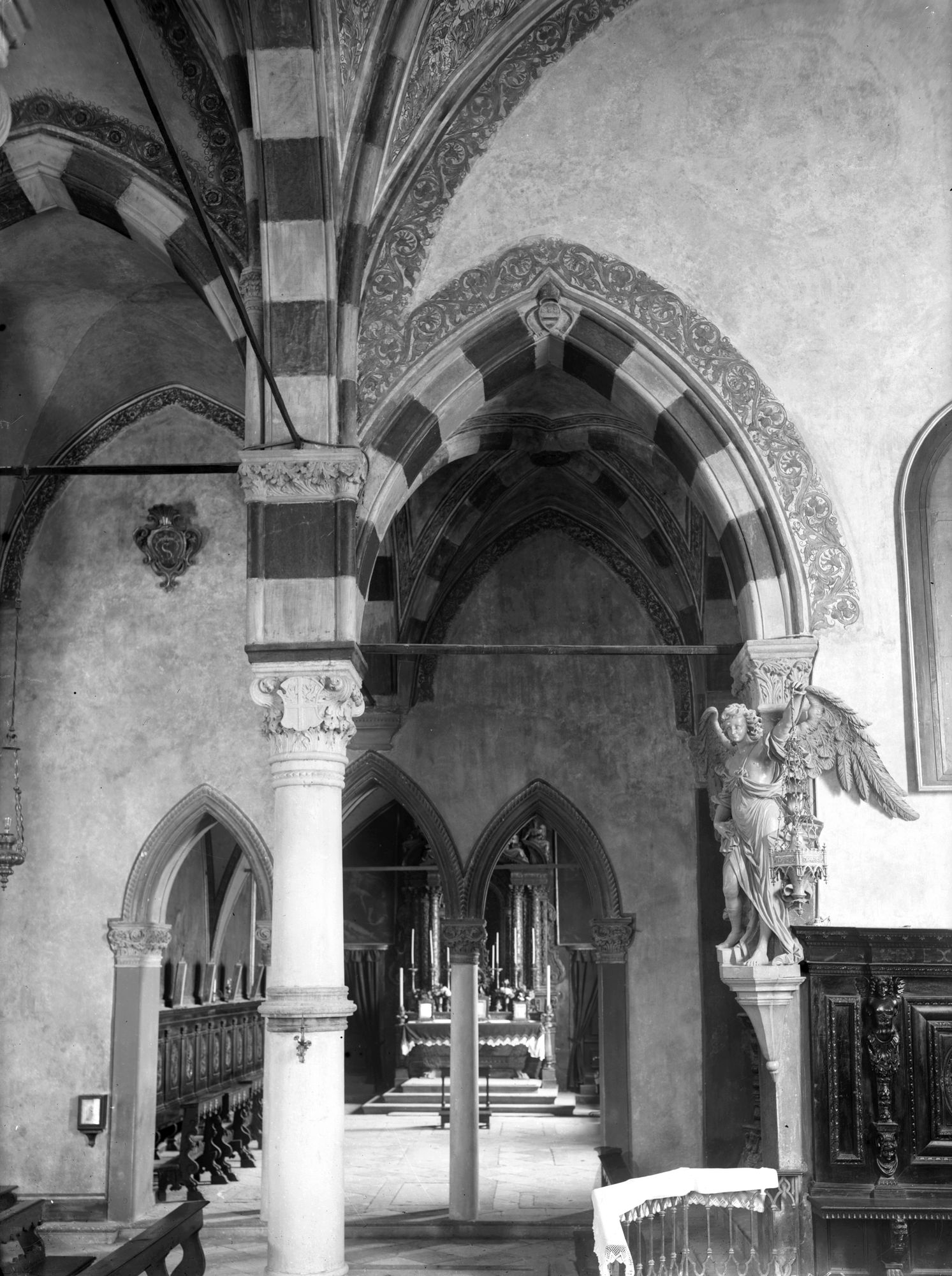 Chiesa Santo Stefano. Varie dell'abside interno e navate dopo compiuti i lavori di ripristino, decorazione (negativo) di Gabinetto fotografico (XX)
