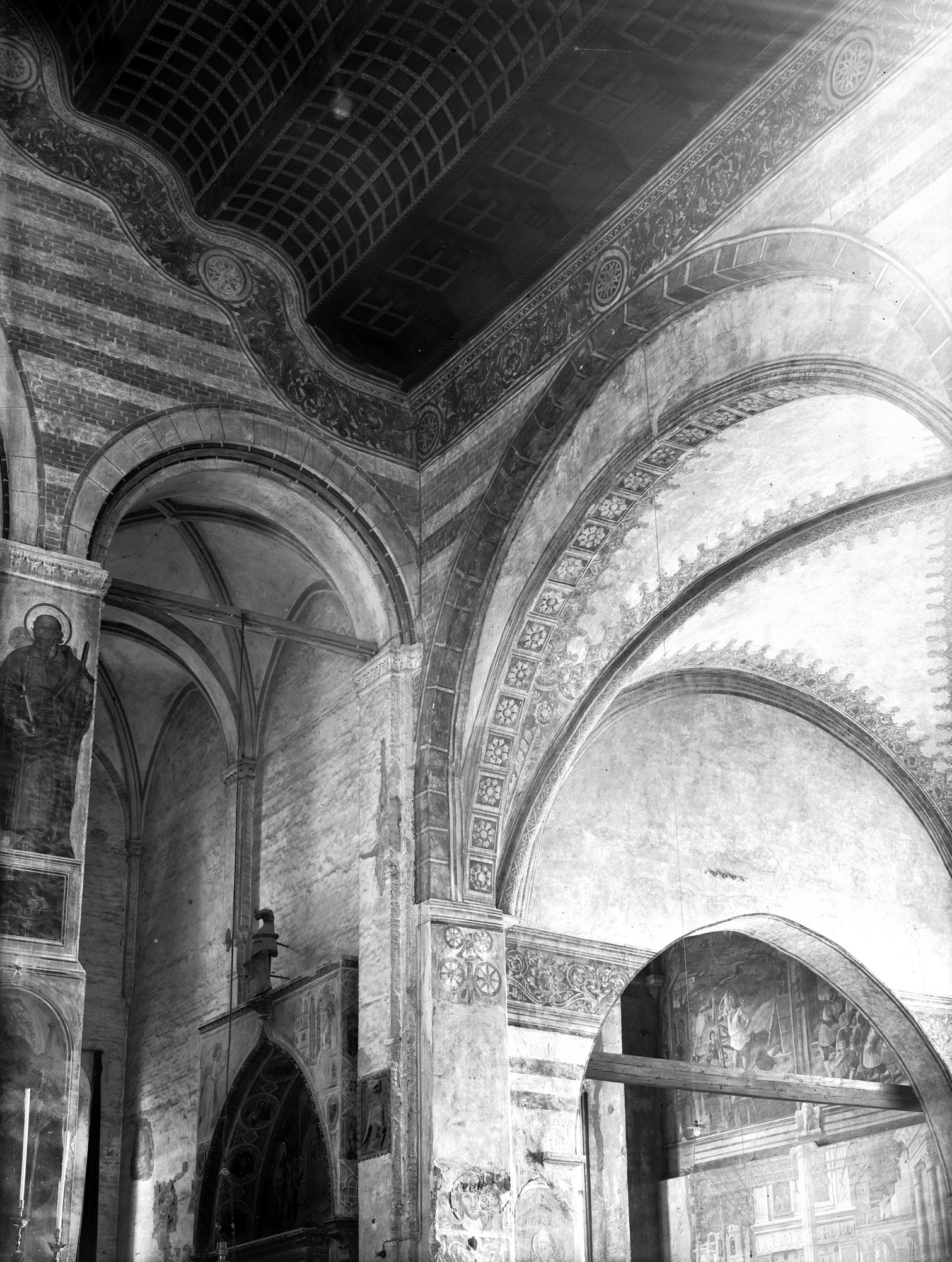 Chiesa degli Eremitani. Varie dell'interno dopo i lavori di ripristino del braccio destro verso la Cappella Ovetari (negativo) di Gabinetto fotografico (XX)