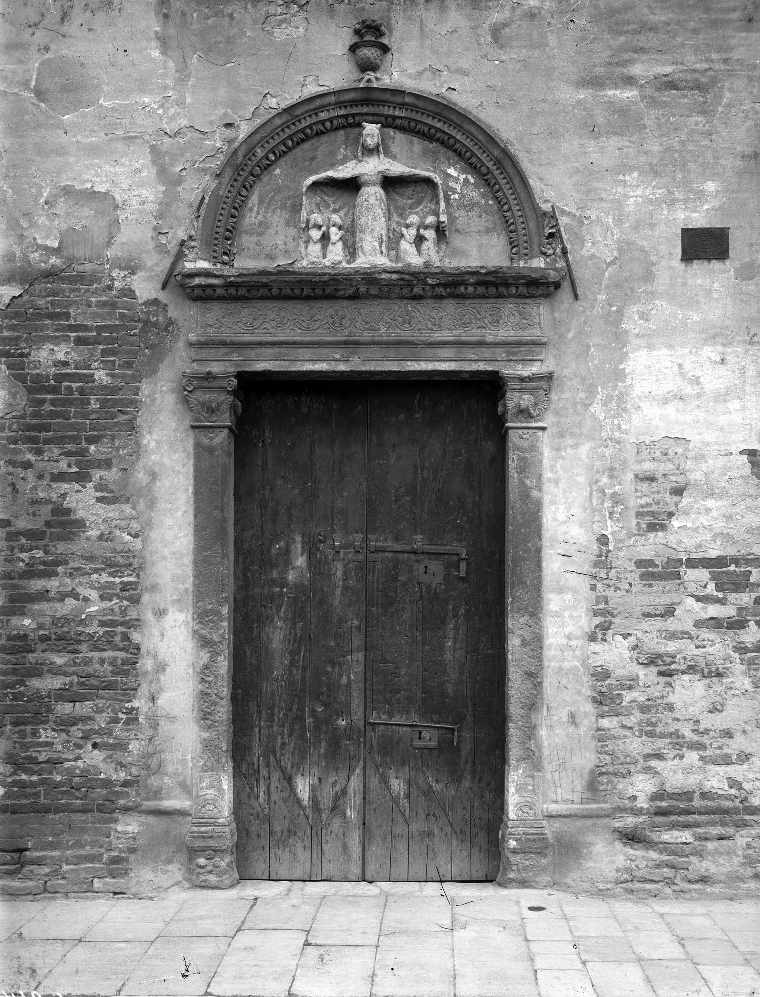 Montagnana. Chiesa della Natività. Portale e veduta esterna d' insieme (negativo) di Gabinetto fotografico (XX)