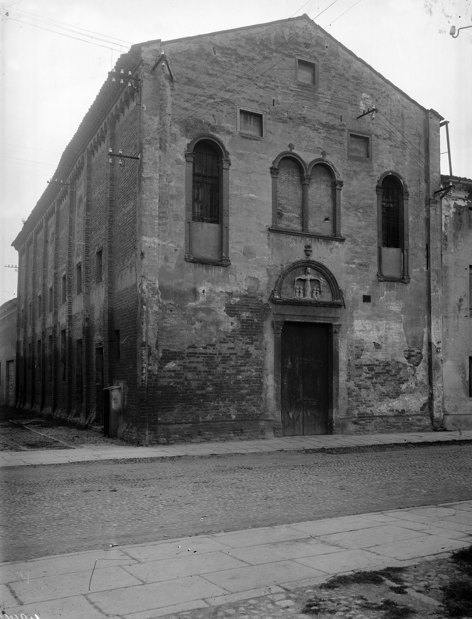 Montagnana. Chiesa della Natività. Portale e veduta esterna d' insieme (negativo) di Gabinetto fotografico (XX)