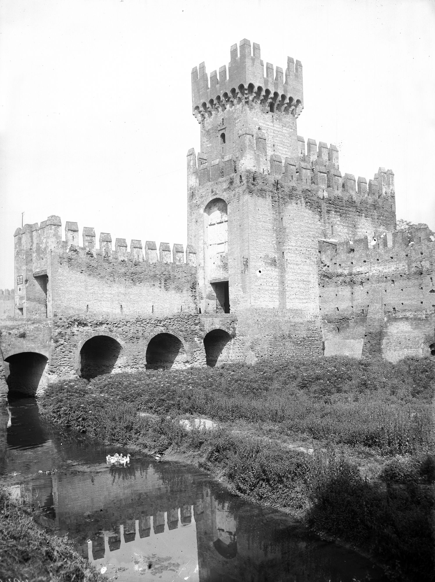 Montagnana. Vari aspetti delle mura e di porta Legnano (negativo) di Gabinetto fotografico (XX)