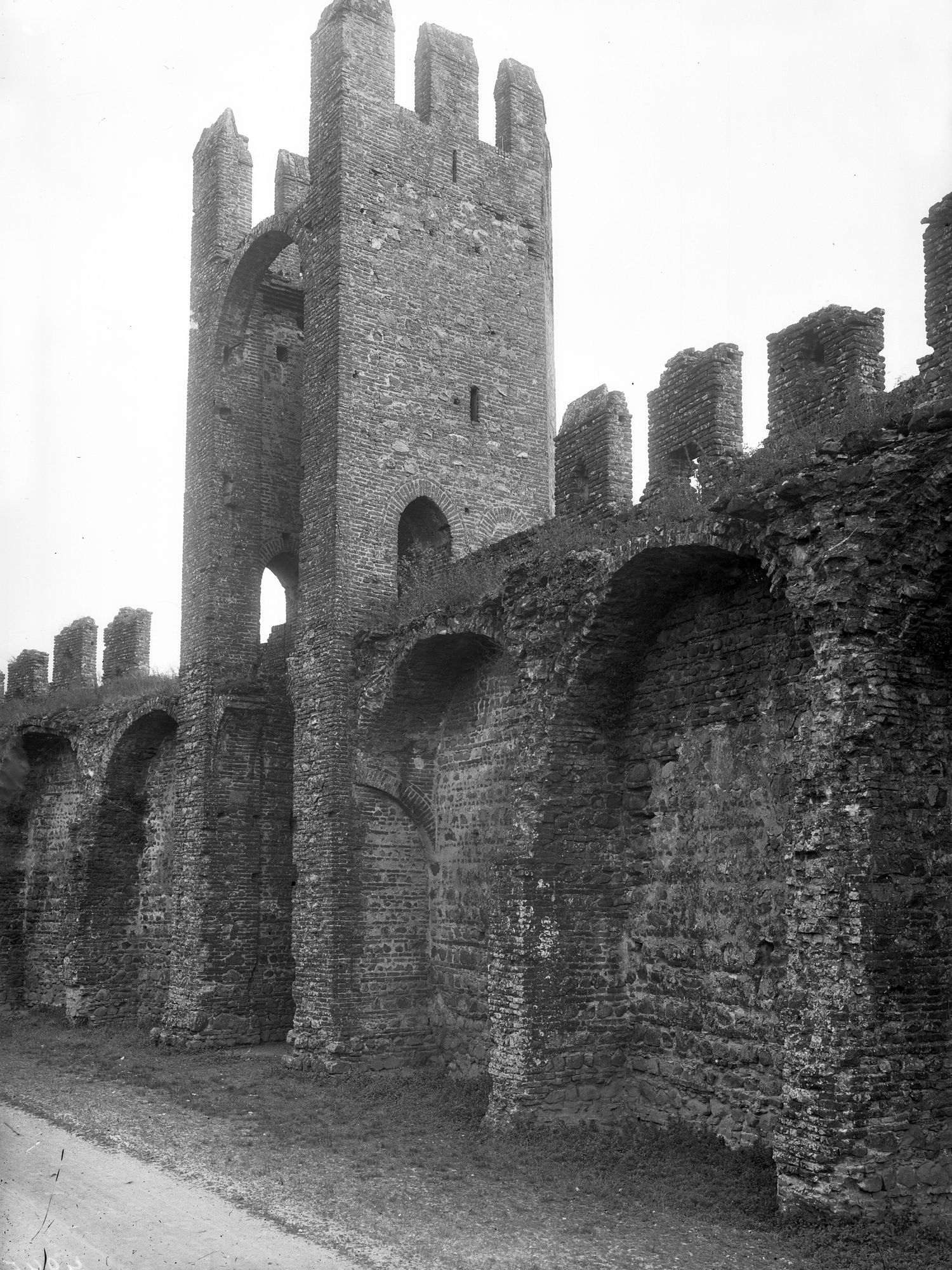 Montagnana. Vari aspetti delle mura e di porta Legnano (negativo) di Gabinetto fotografico (XX)