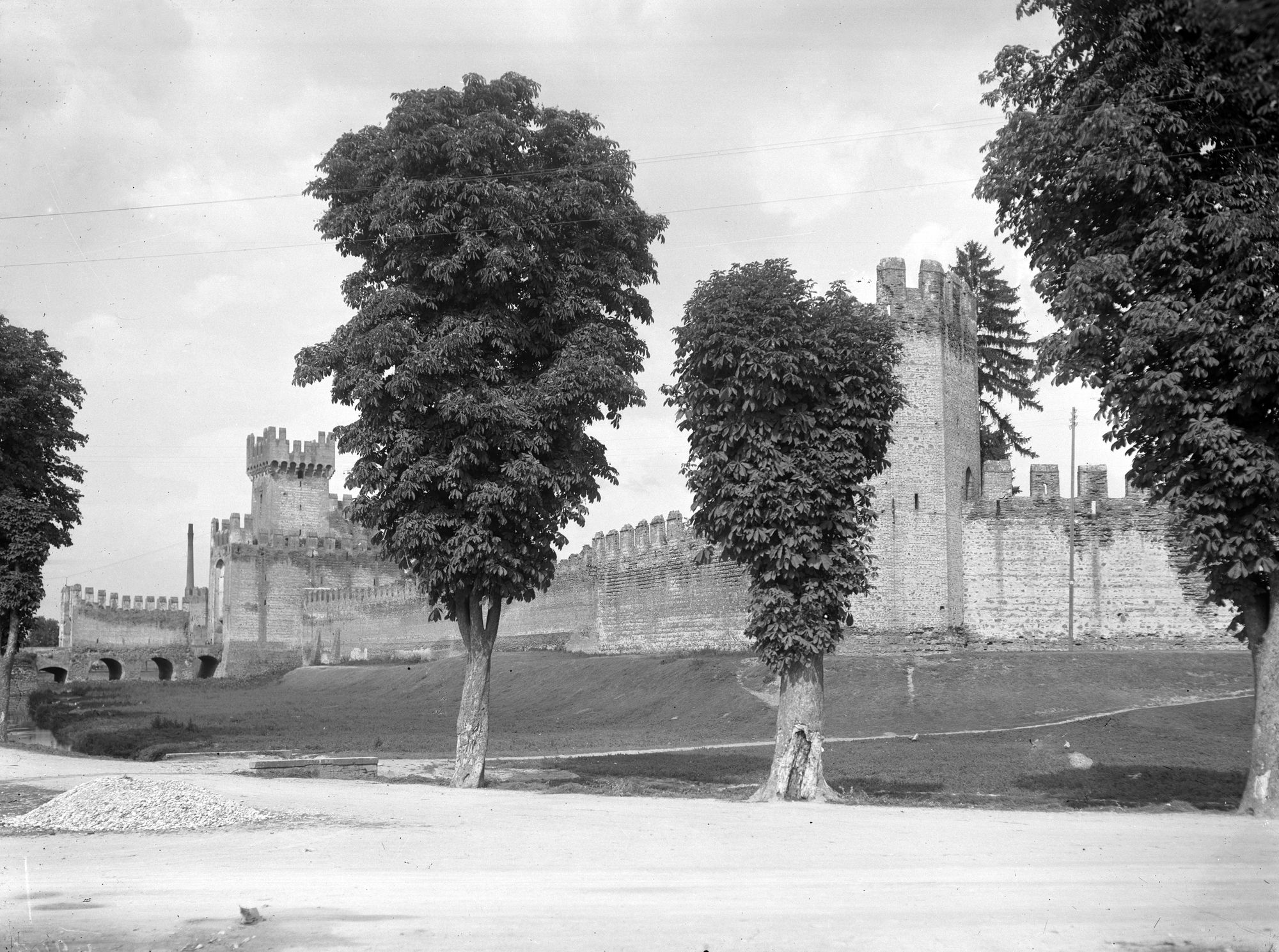 Montagnana. Vari aspetti delle mura e di porta Legnano (negativo) di Gabinetto fotografico (XX)