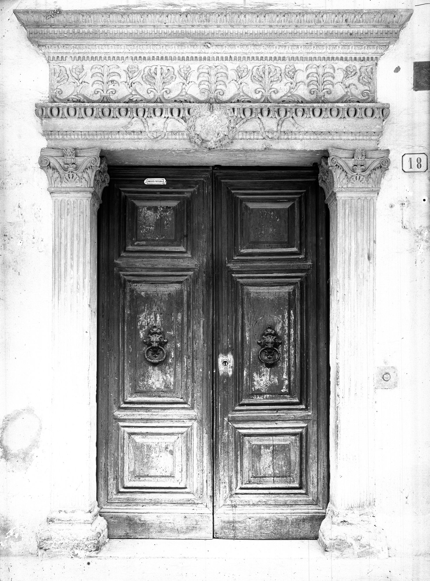 Montagnana. Facciata e portale lombardeesco del palazzo Foratti in via Vittoriop Emanuele 18 (negativo) di Gabinetto fotografico (XX)