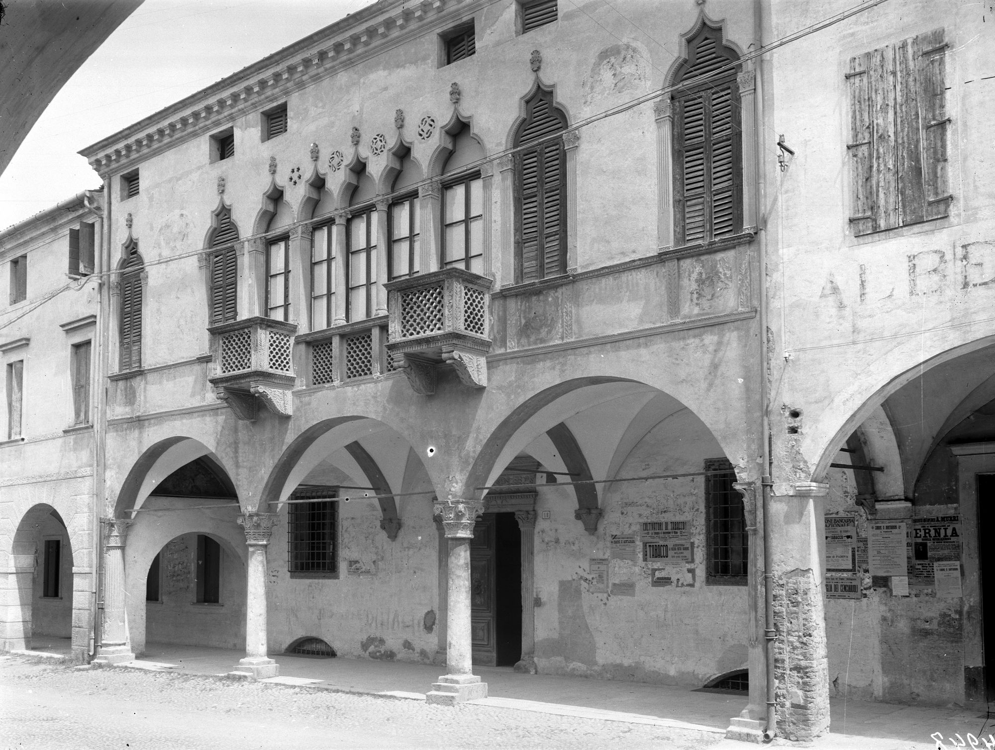 Montagnana. Facciata e portale lombardeesco del palazzo Foratti in via Vittoriop Emanuele 18 (negativo) di Gabinetto fotografico (XX)
