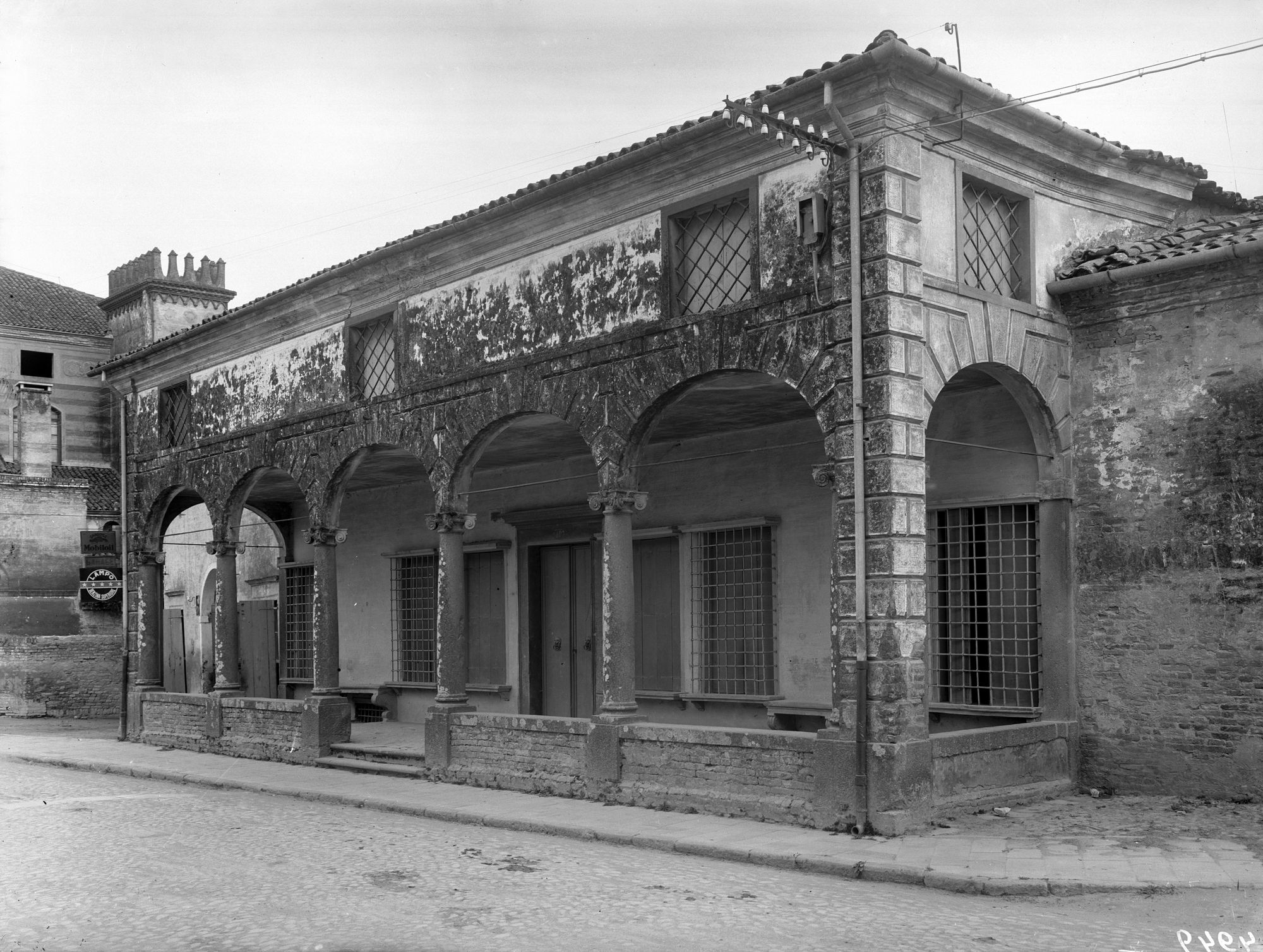 Montagnana. Palazzina a 5 arcate della seconda metà sec. XVI di proprietà Braggion Silvio (negativo) di Gabinetto fotografico (XX)