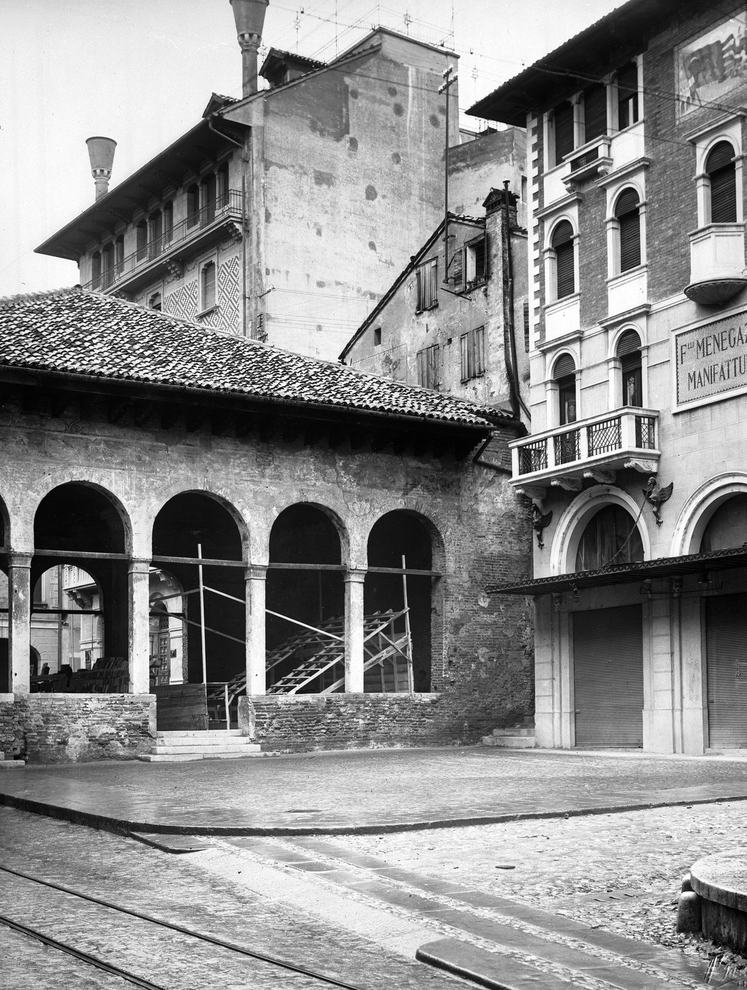 Treviso. (Da fotografie) Loggia dei Cavalieri. sec. XIII (negativo) di Gabinetto fotografico (XX)