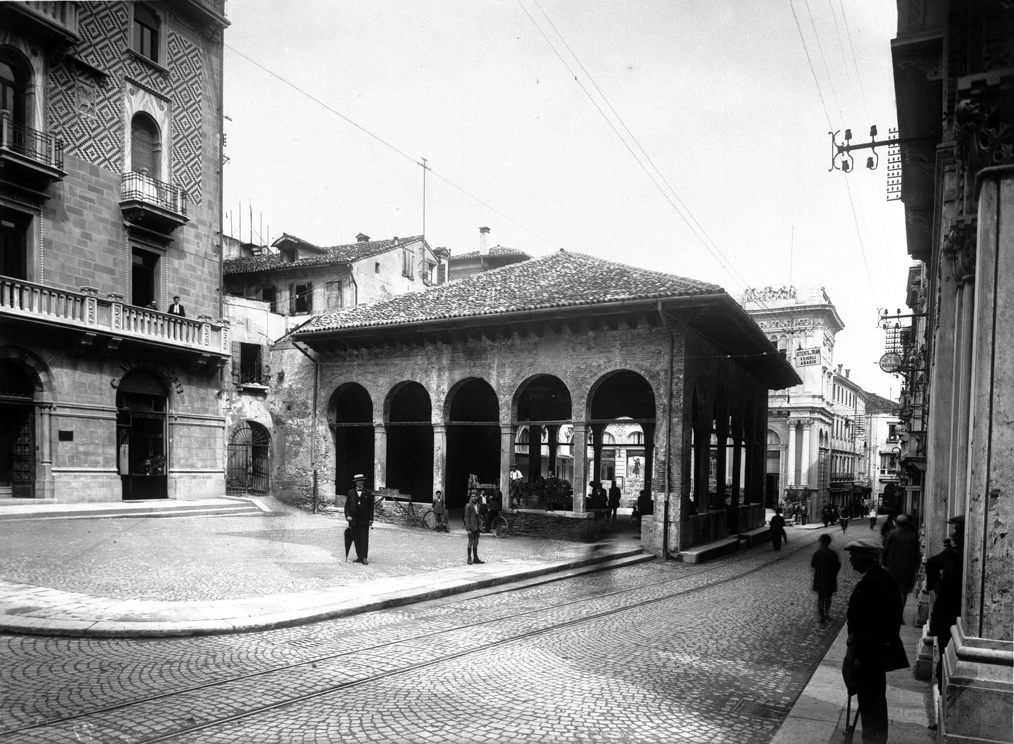 Treviso. (Da fotografie) Loggia dei Cavalieri. sec. XIII (negativo) di Gabinetto fotografico (XX)