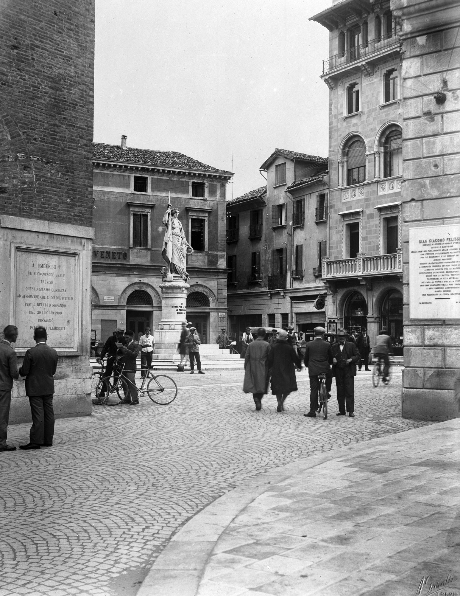 Treviso. (Da fotografie) Piazzetta del monte di Pietà (negativo) di Gabinetto fotografico (XX)