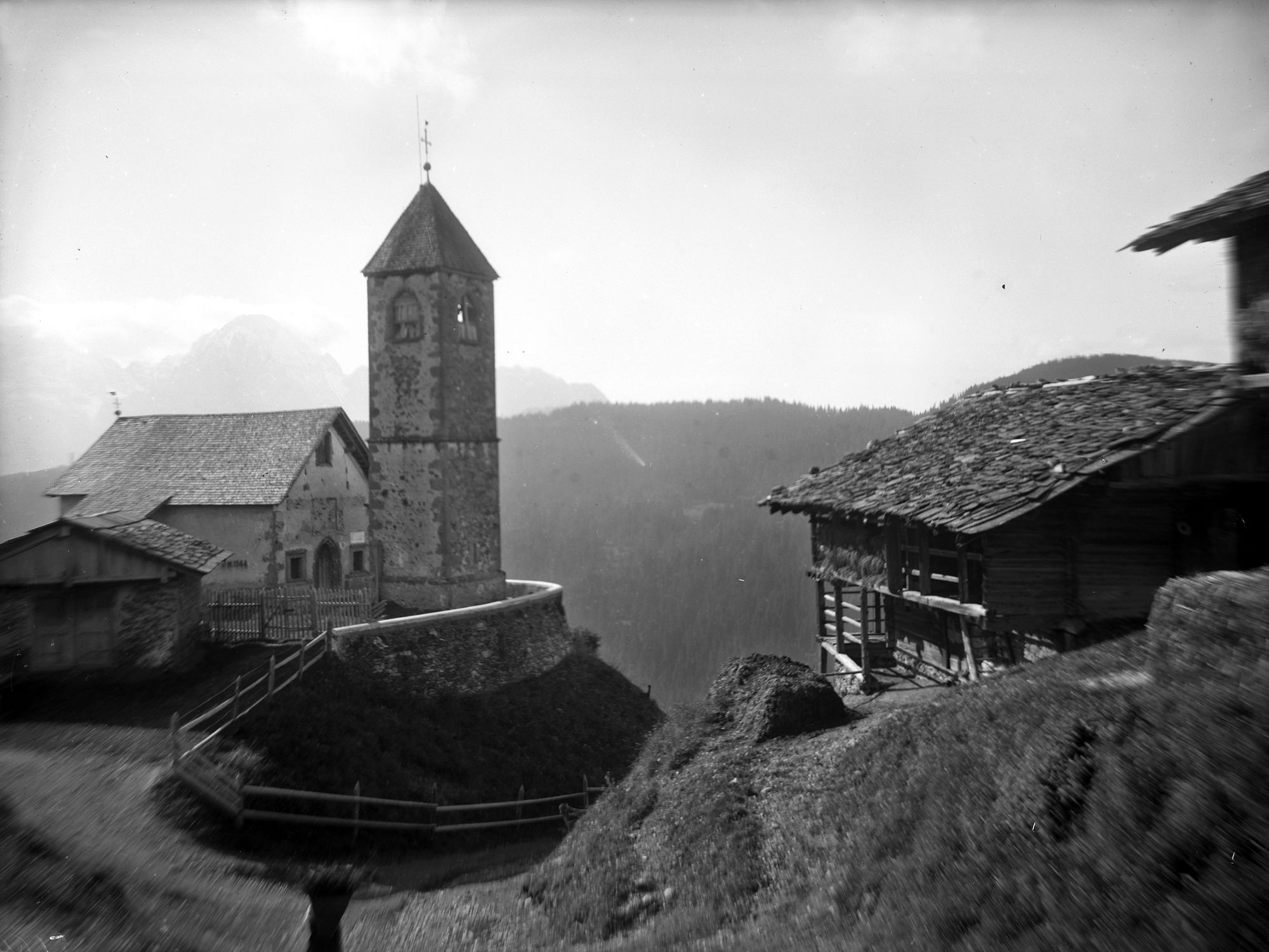 Chiesa San Leonardo di Comelico. Veduta esterna (negativo) di Gabinetto fotografico (XX)
