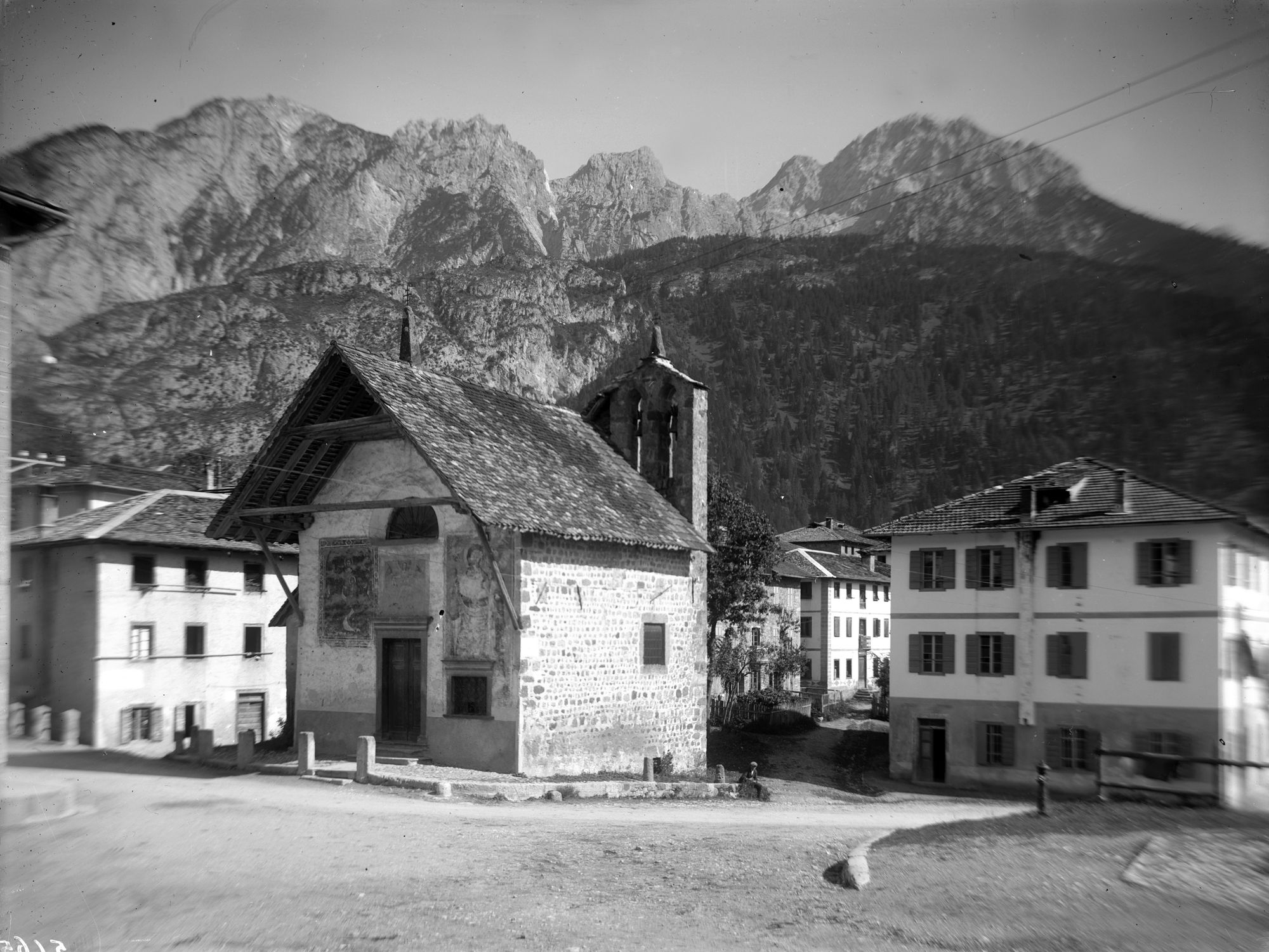 Vigo di Cadore. Chiesa Sant' Orsola. Veduta esterna. Sullo sfondo il monte Zudaio (negativo) di Gabinetto fotografico (XX)