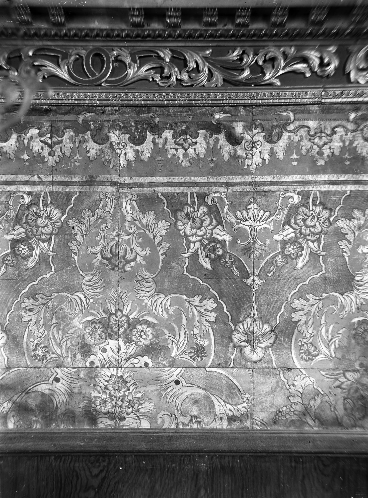 Candide. Chiesetta San Antonio. Particolari dei cuoi dipinti e dorati del prersbiterio (negativo) di Gabinetto fotografico (XX)