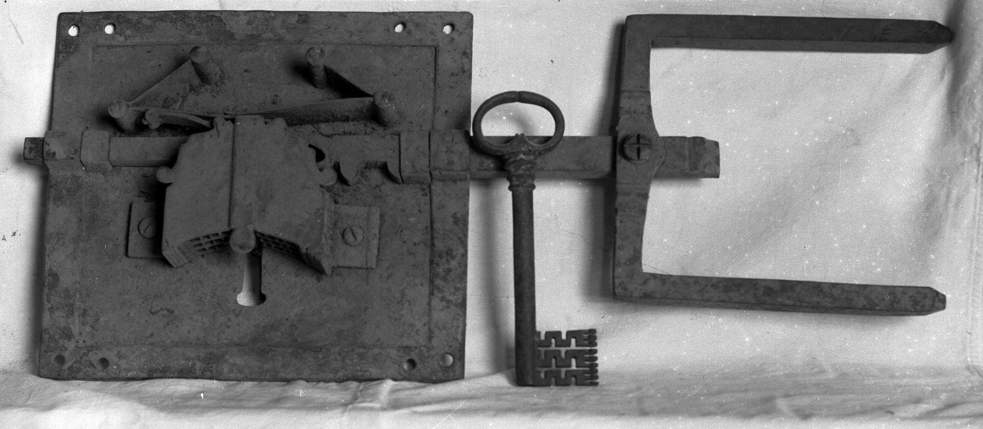 Museo Civico. Ferri. Mobili. Ceramiche (negativo) di Gabinetto fotografico (XX)