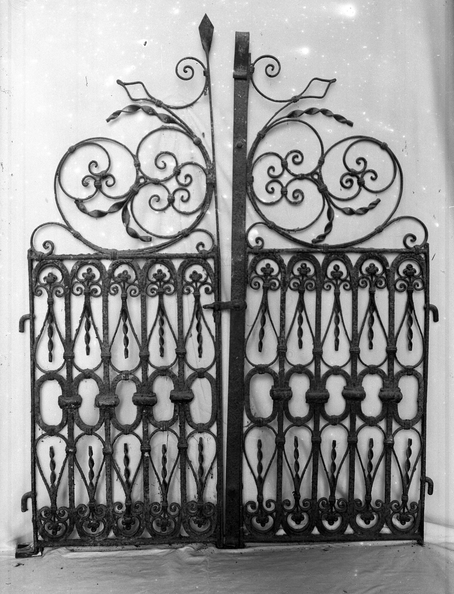 Museo Civico. Ferri. Mobili. Ceramiche (negativo) di Gabinetto fotografico (XX)