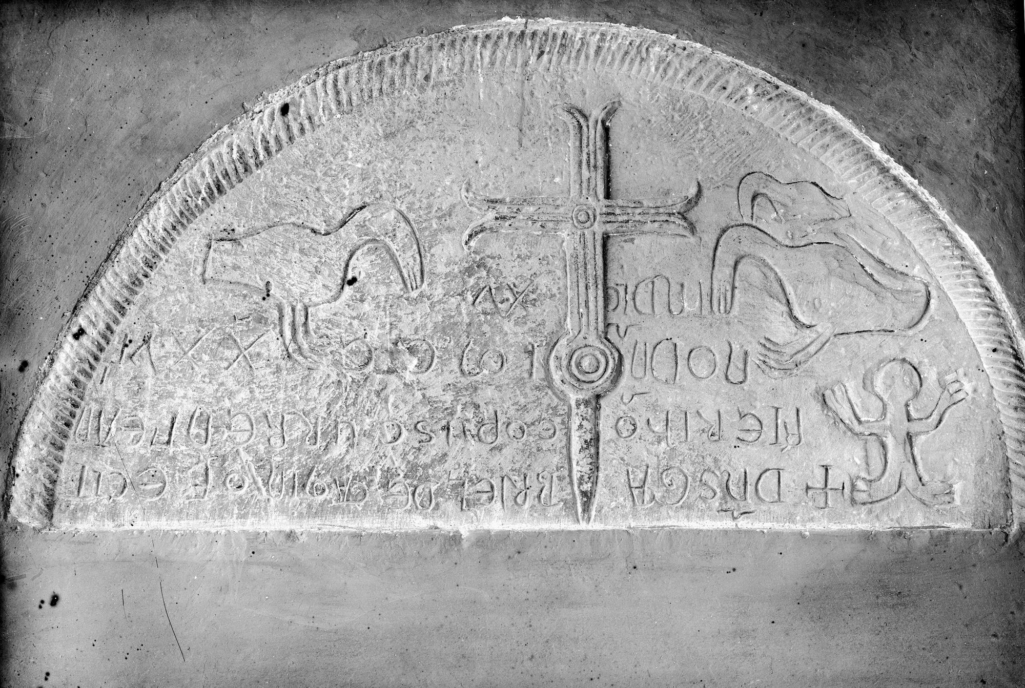 Vittorio Veneto. Chiesa Santa Giustina. Iscrizione, verso l'esterno sulla sinistra della porta d'ingresso (negativo) di Gabinetto fotografico (XX)