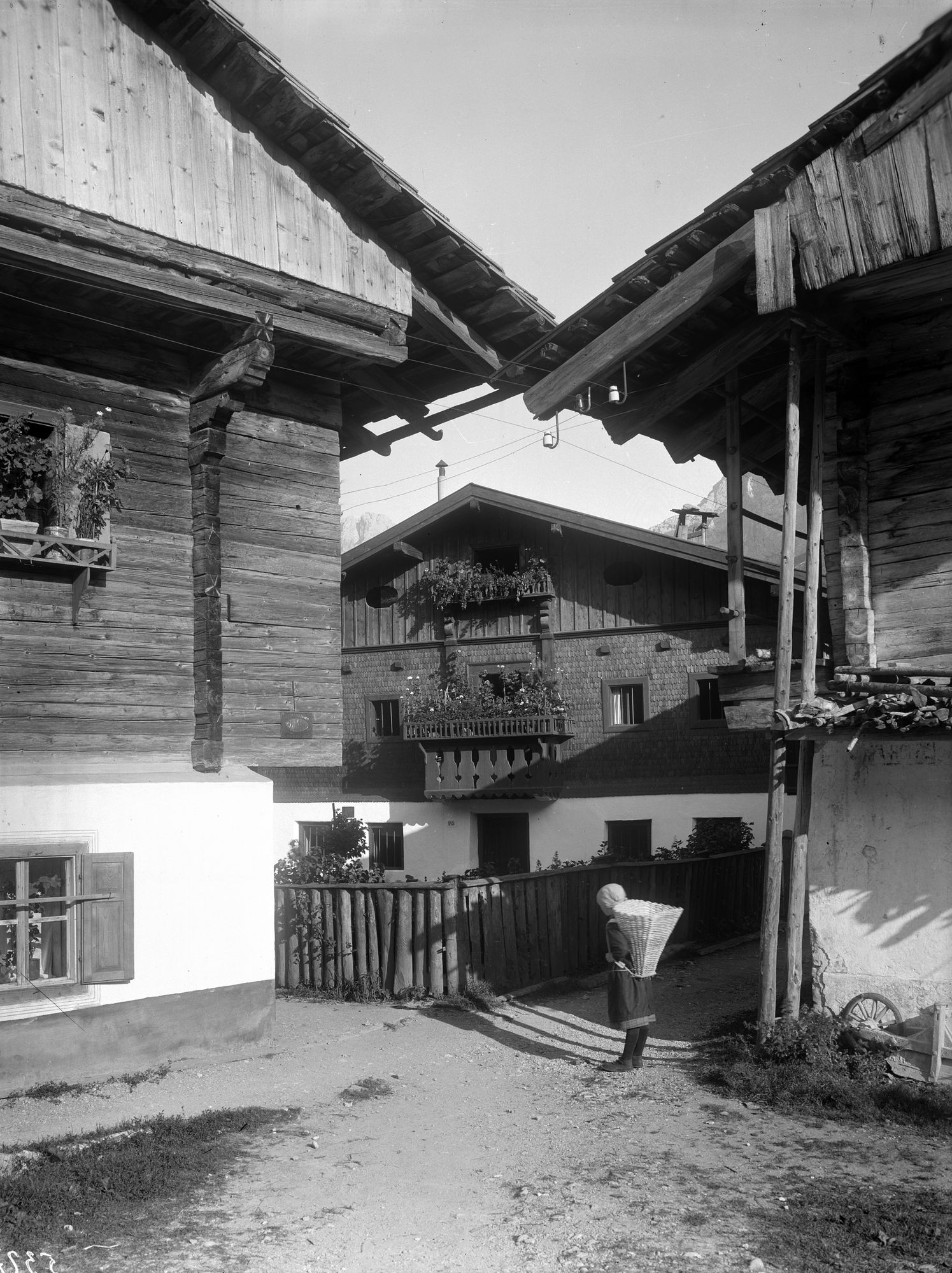 Sappada. Case tipiche varie di Granvilla-Millah-Villanova. Sappada (negativo) di Gabinetto fotografico (XX)