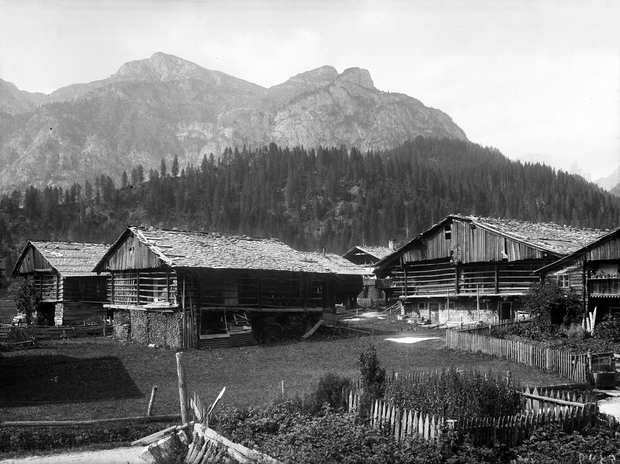 Cima Sappada. Vecchie case tipiche e paesaggi (negativo) di Gabinetto fotografico (XX)