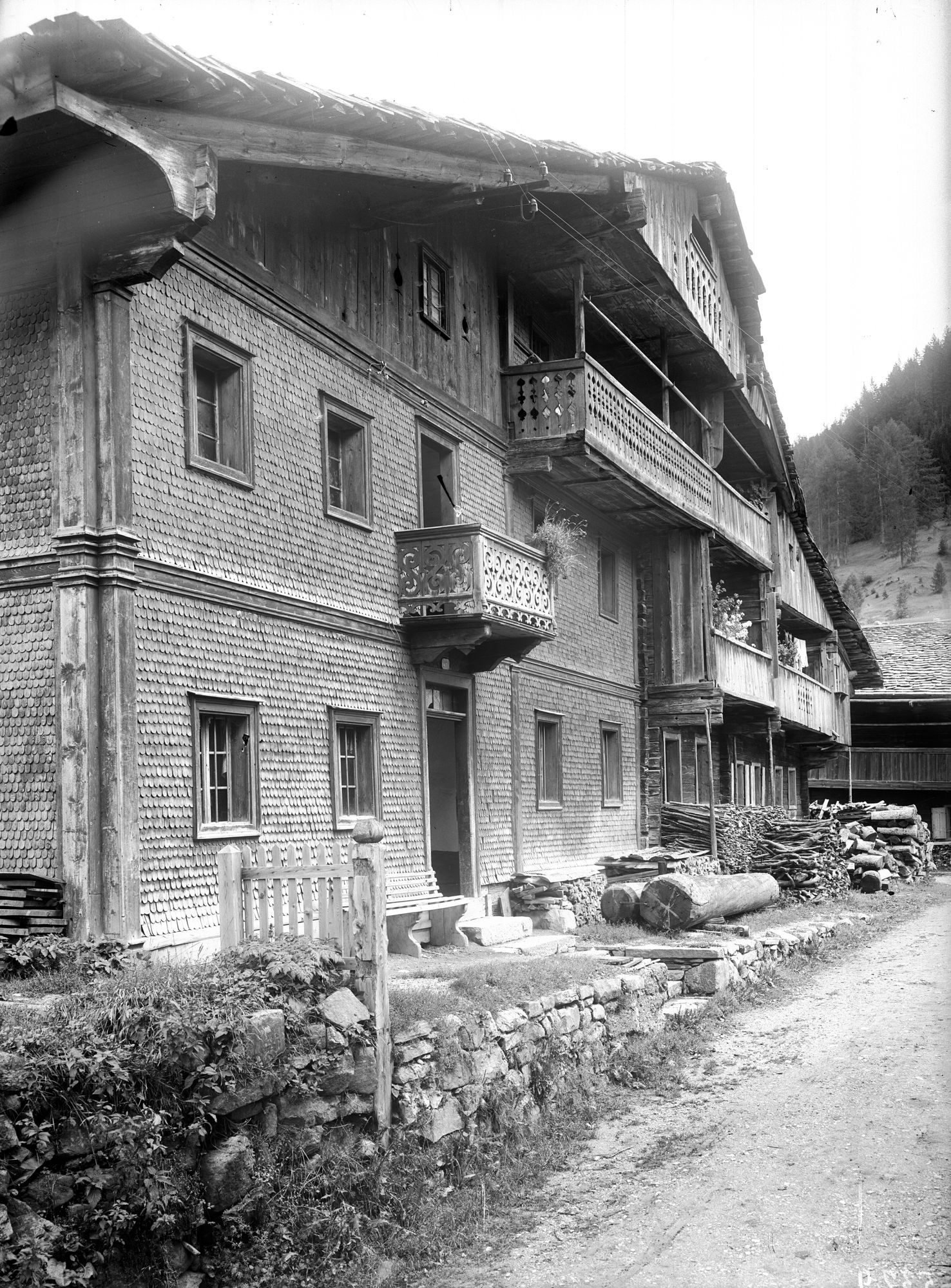 Cima Sappada. Vecchie case tipiche e paesaggi (negativo) di Gabinetto fotografico (XX)