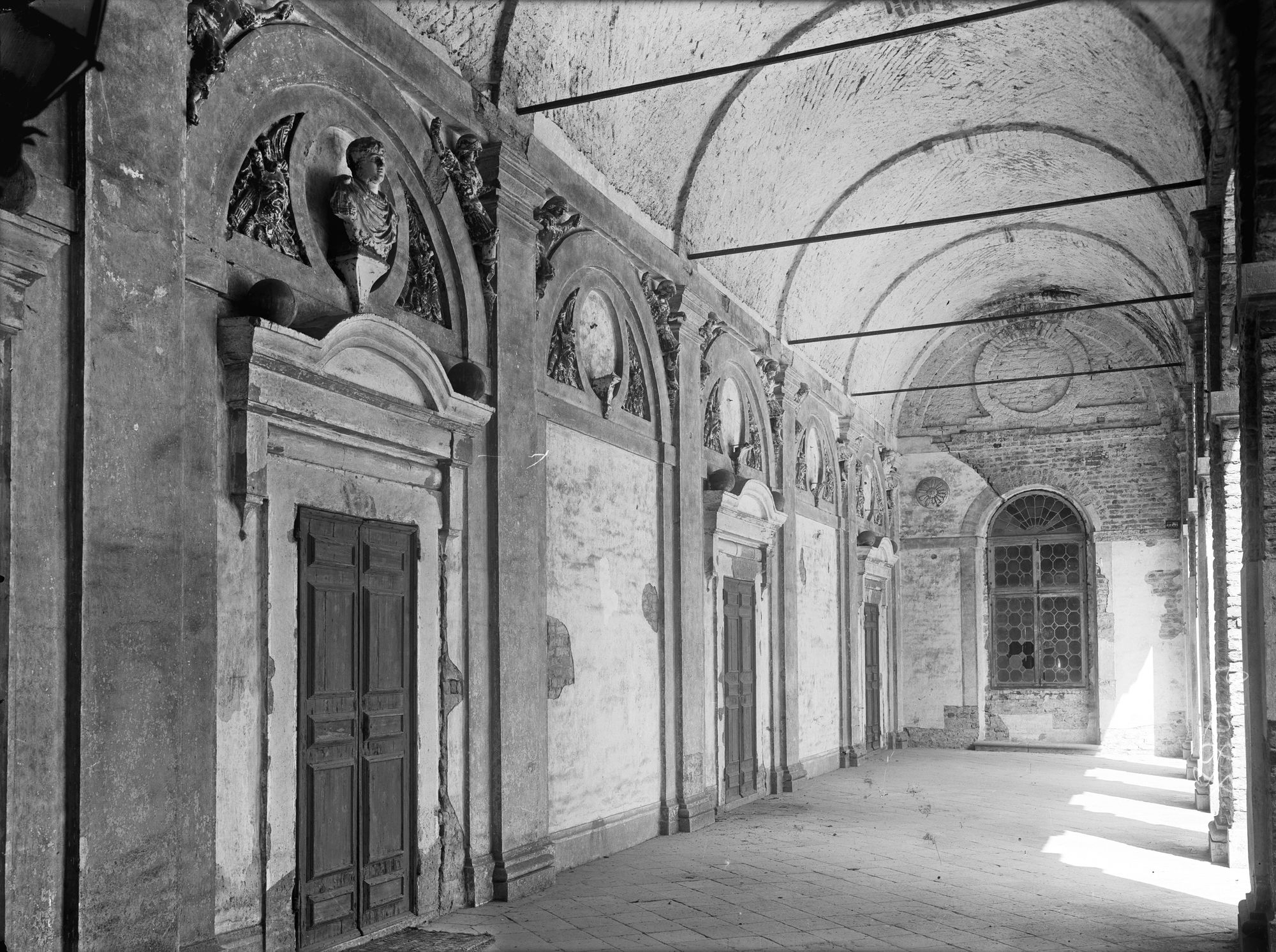 Pontecasale. Villa ex Garzoni. Varie vedute esterne e particolari interni (negativo) di Gabinetto fotografico (XX)