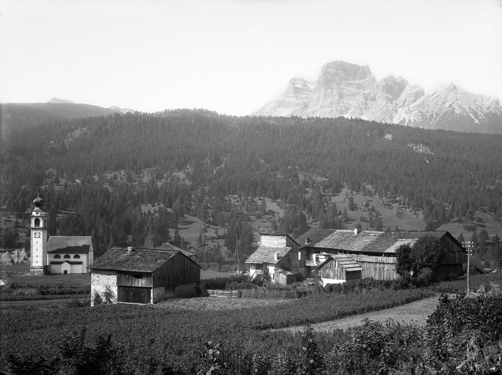 Borca di Cadore. Parrocchiale ed il monte Pelmo (negativo) di Gabinetto fotografico (XX)