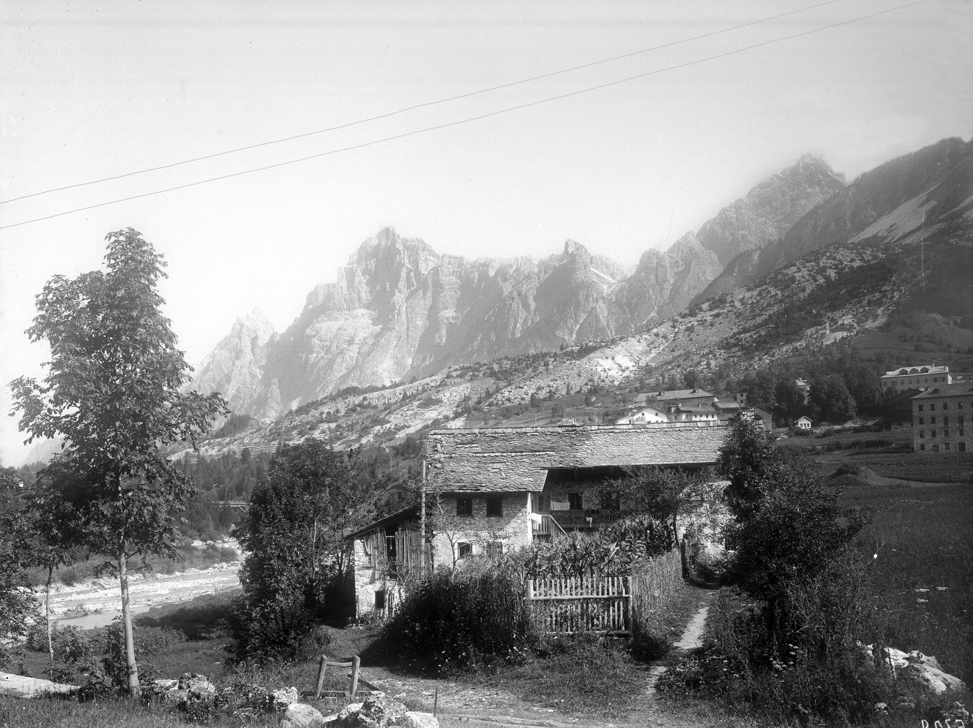 Borca di Cadore. Paesaggio. Sullo sfondo il monte Marcora (negativo) di Gabinetto fotografico (XX)