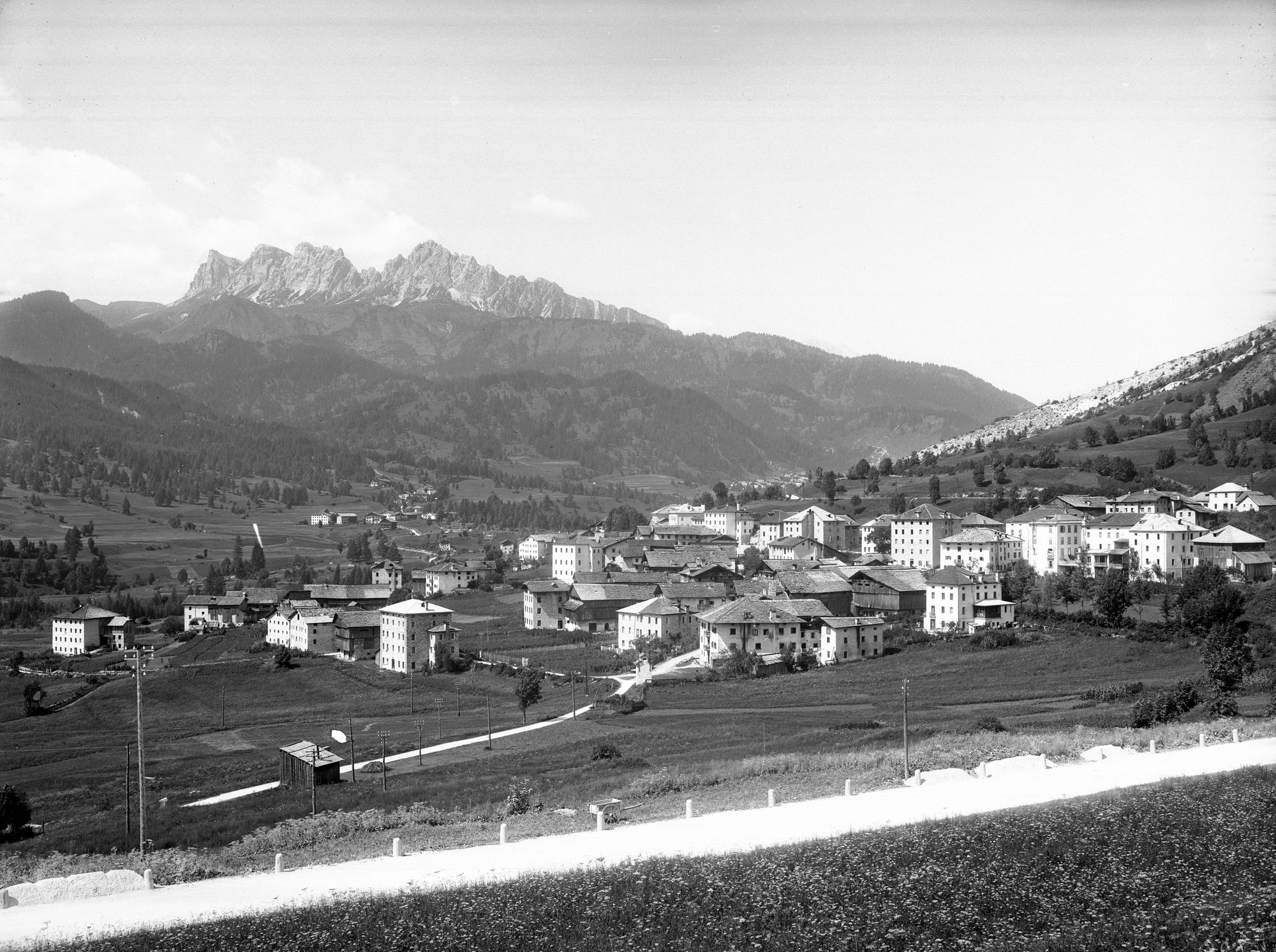 Borca di Cadore. Veduta generale di Borca. Sullo sfondo il monte Rocchette (negativo) di Gabinetto fotografico (XX)