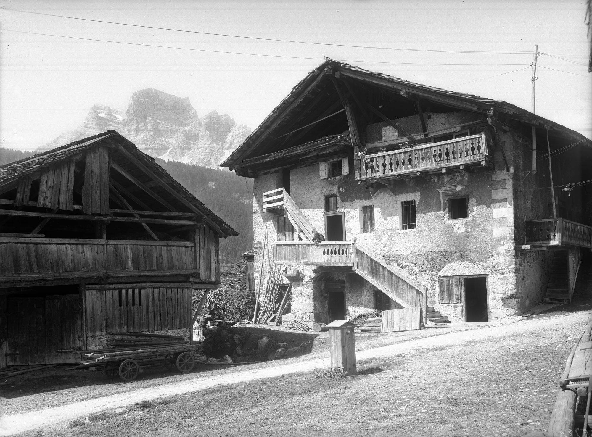 Borca di Cadore. Antichissima casa di Borca. Sullo sfondo il Monte Pelmo (negativo) di Gabinetto fotografico (XX)