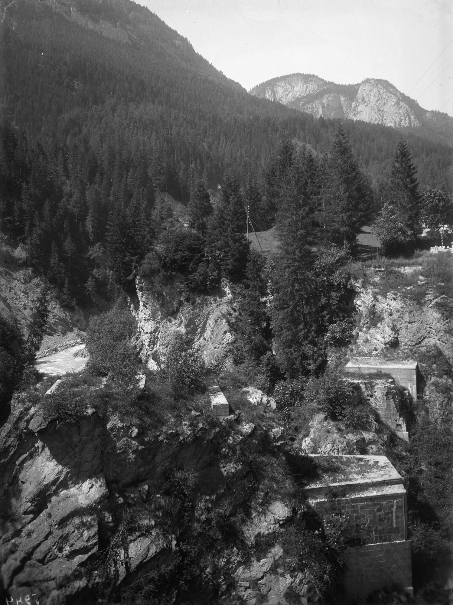 Tre Ponti. Quanto rimane degli storici Tre Ponti sul Piave e verso Cima Gogna (negativo) di Gabinetto fotografico (XX)