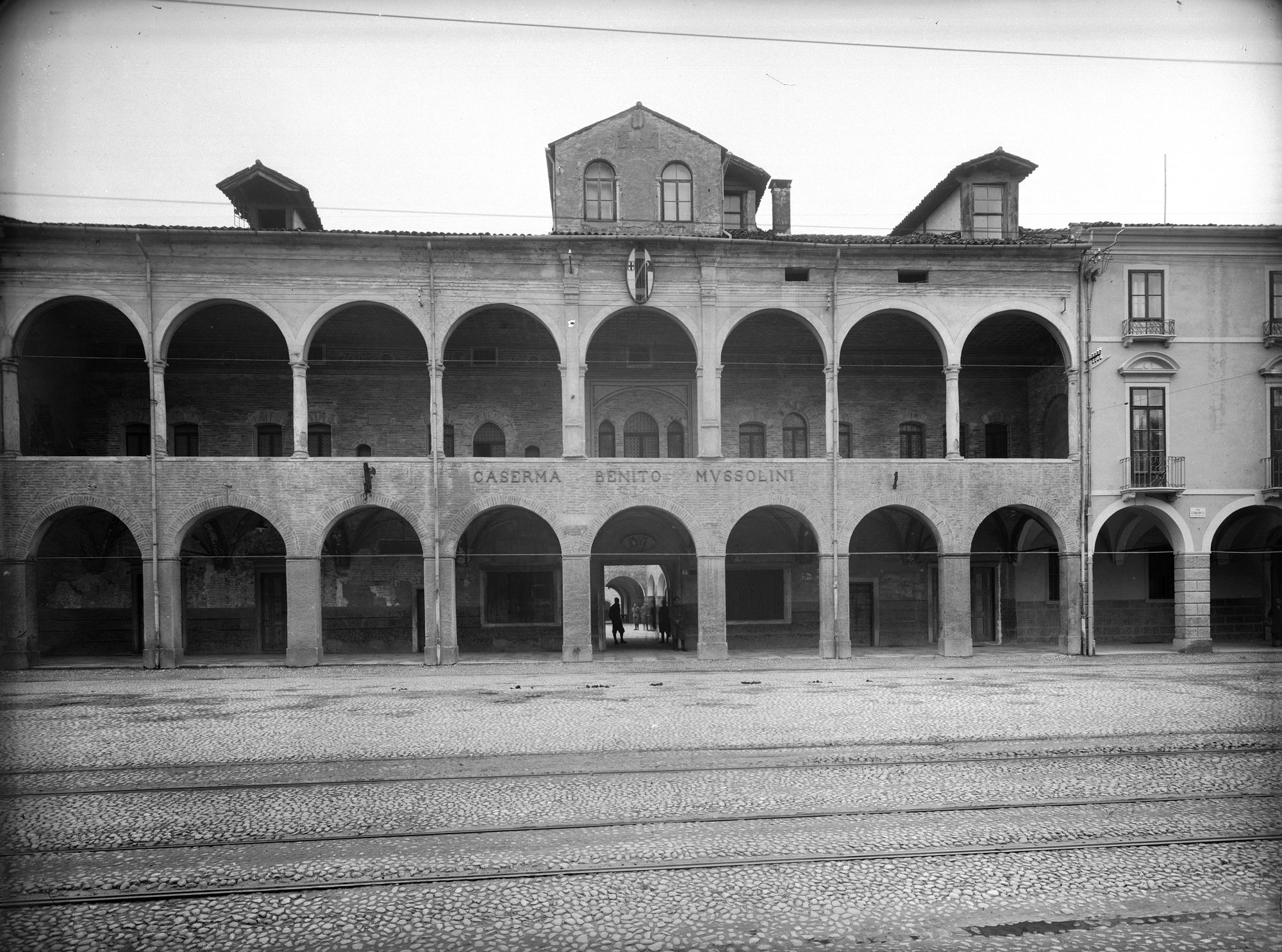 Loggia Pratense. Veduta dell'esterno e del chiostro (negativo) di Gabinetto fotografico (XX)