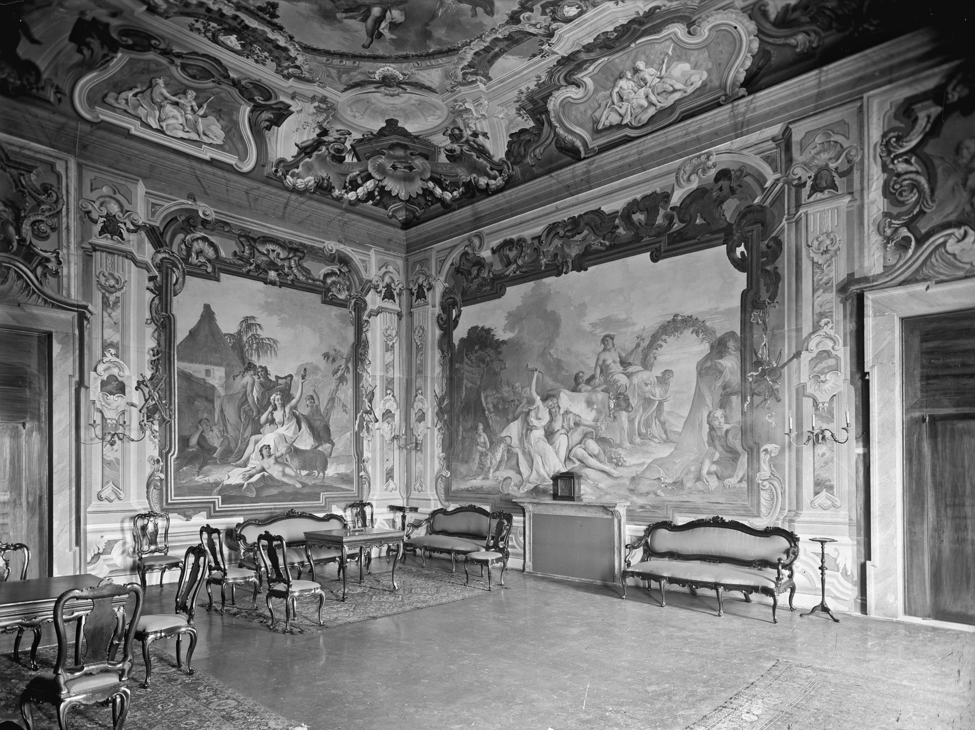 Villa Nazionale di Stra. Varie dell'appartamento apprestato per il capo del governo e per il convegno con Hitler (negativo) di Gabinetto fotografico (XX)