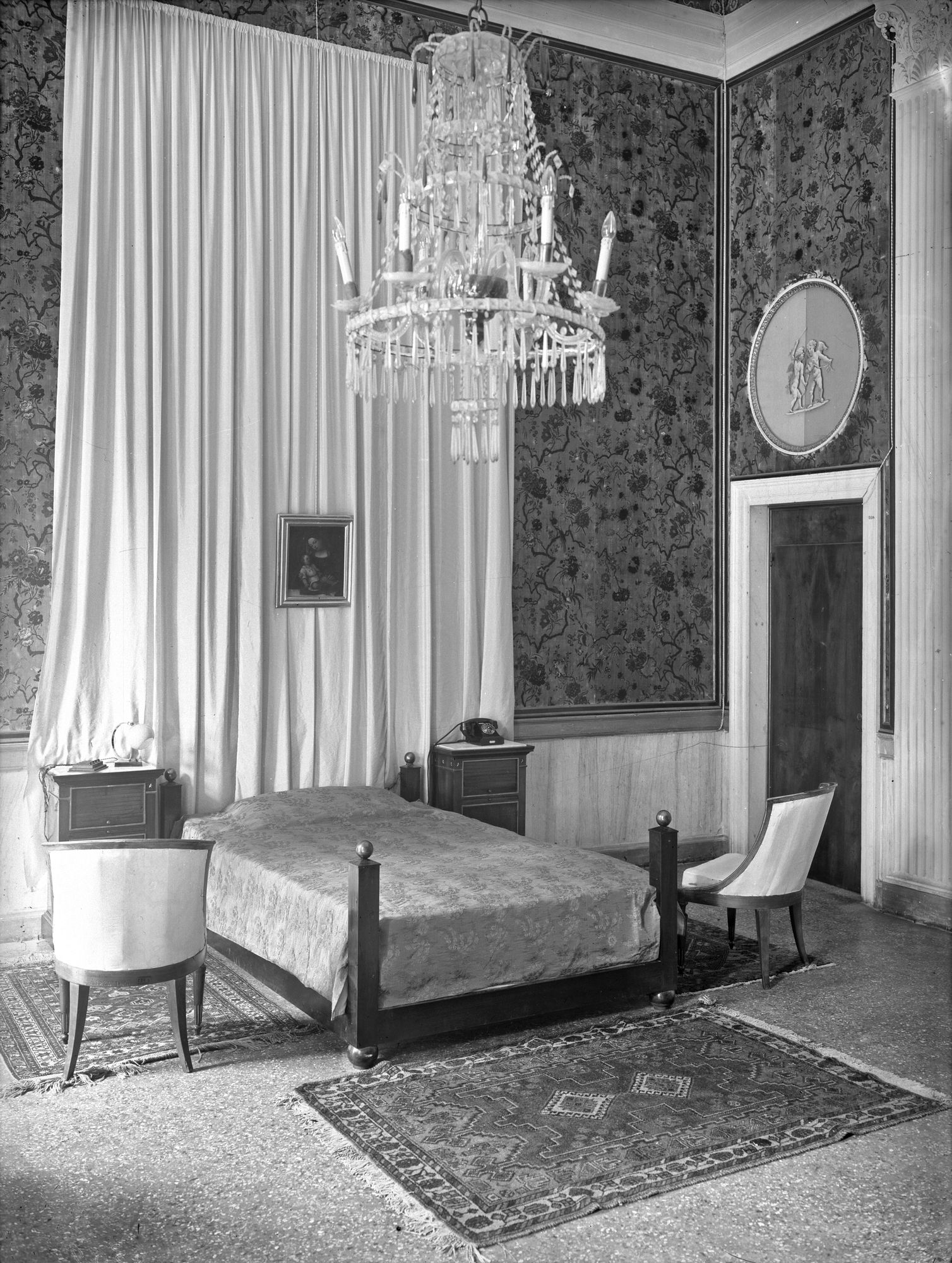 Villa Nazionale di Stra. Varie dell'appartamento apprestato per il capo del governo e per il convegno con Hitler (negativo) di Gabinetto fotografico (XX)