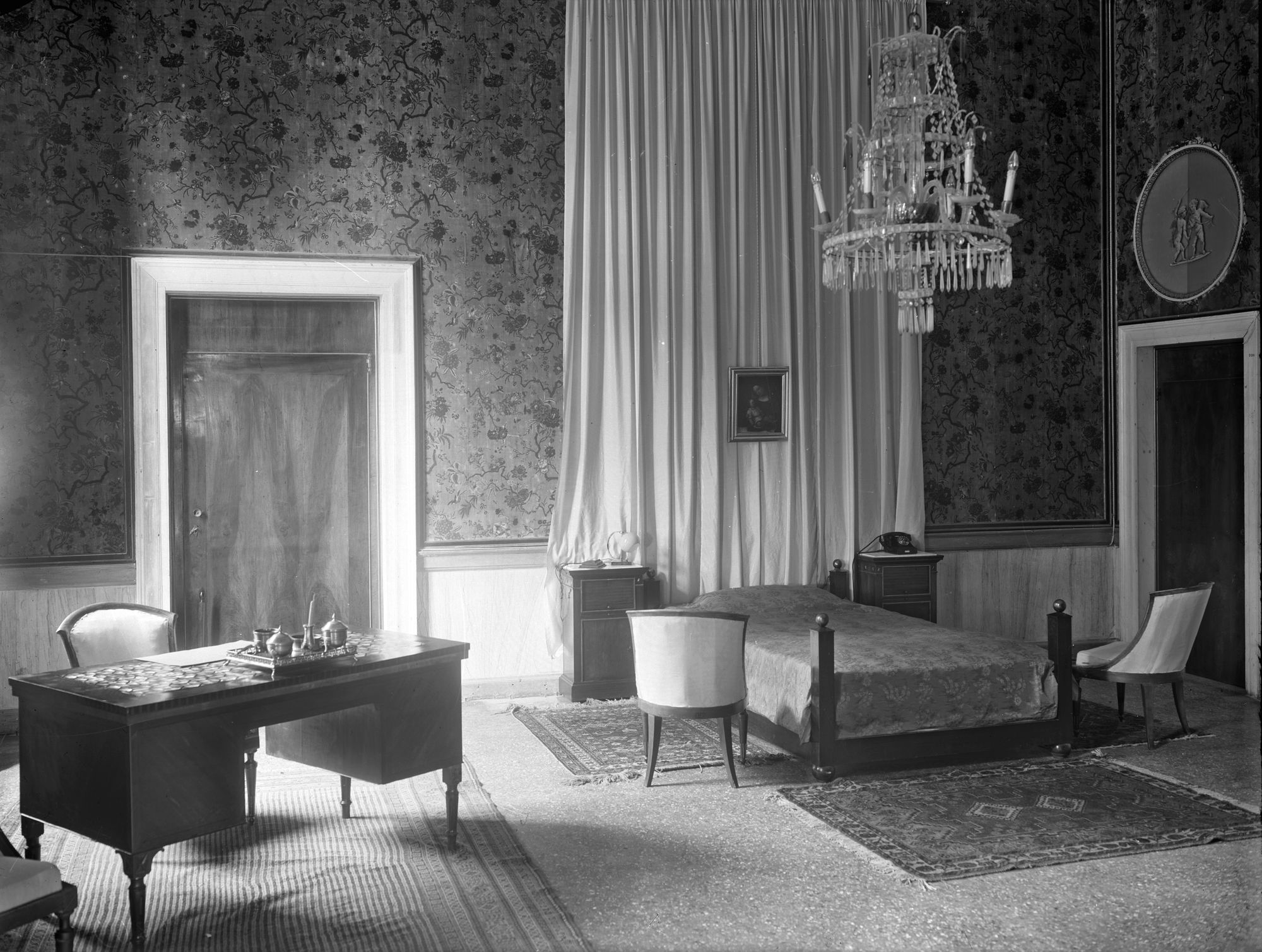 Villa Nazionale di Stra. Varie dell'appartamento apprestato per il capo del governo e per il convegno con Hitler (negativo) di Gabinetto fotografico (XX)