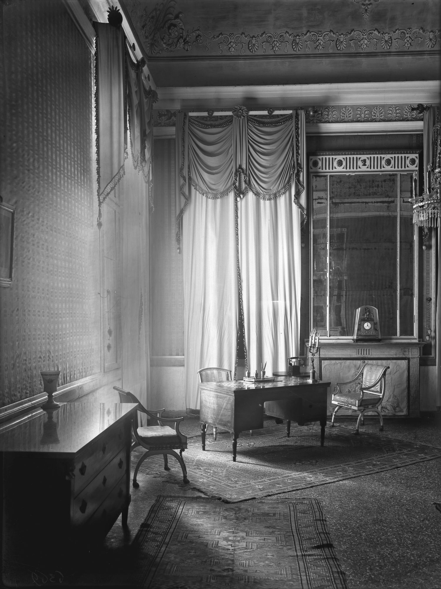 Villa Nazionale di Stra. Varie dell'appartamento apprestato per il capo del governo e per il convegno con Hitler (negativo) di Gabinetto fotografico (XX)