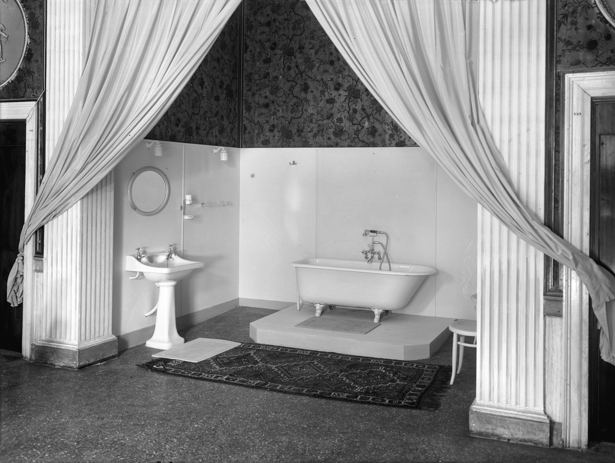 Villa Nazionale di Stra. Varie dell'appartamento apprestato per il capo del governo e per il convegno con Hitler (negativo) di Gabinetto fotografico (XX)