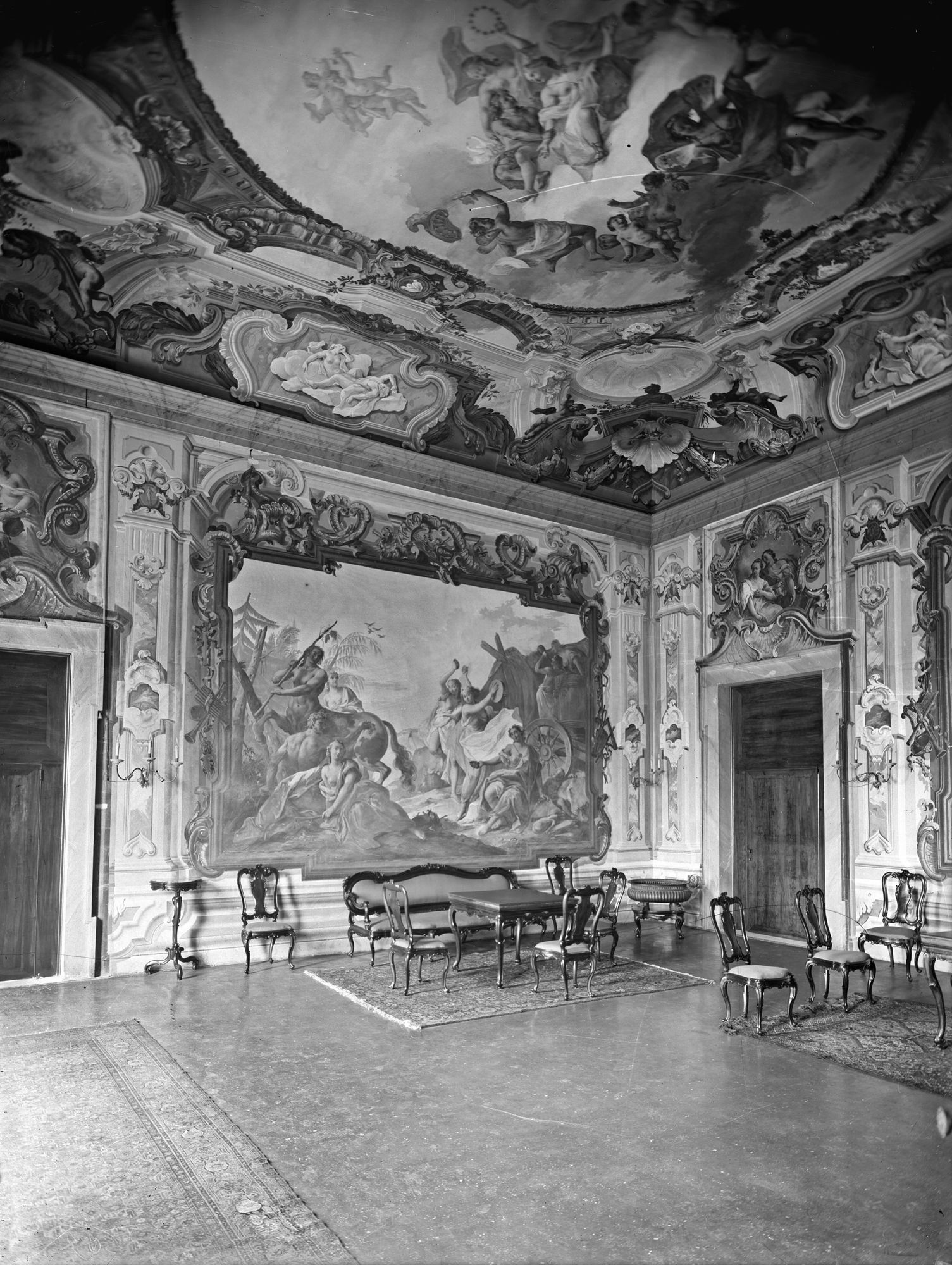 Villa Nazionale di Stra. Varie dell'appartamento apprestato per il capo del governo e per il convegno con Hitler (negativo) di Gabinetto fotografico (XX)