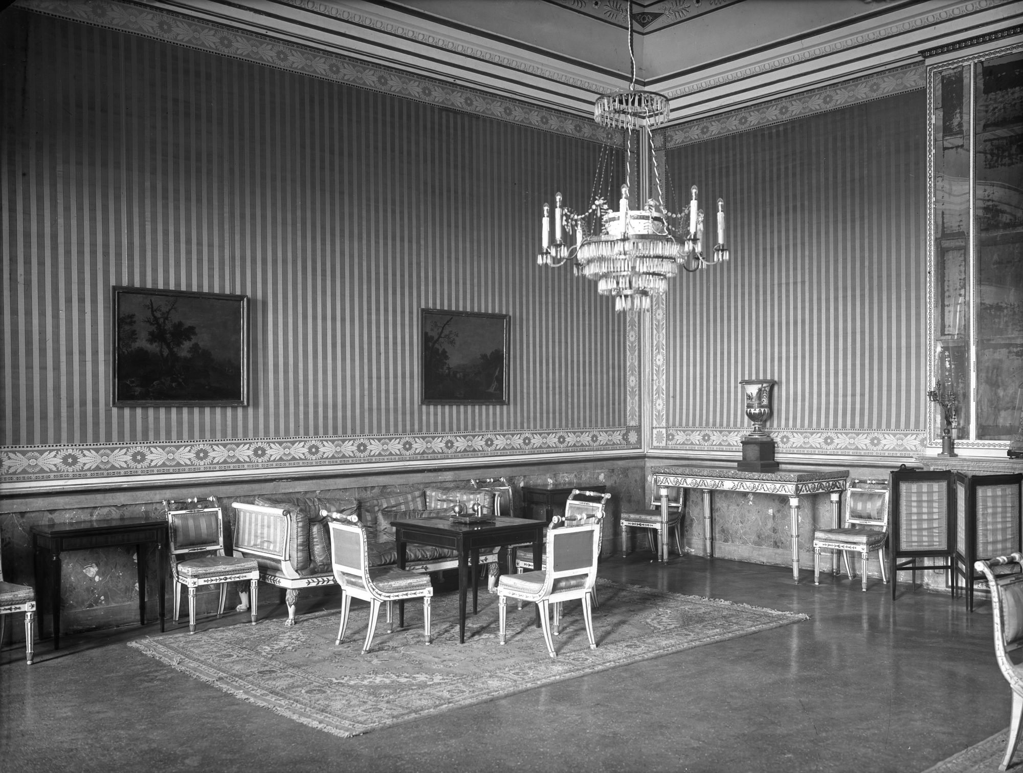 Villa Nazionale di Stra. Varie dell'appartamento apprestato per il capo del governo e per il convegno con Hitler (negativo) di Gabinetto fotografico (XX)