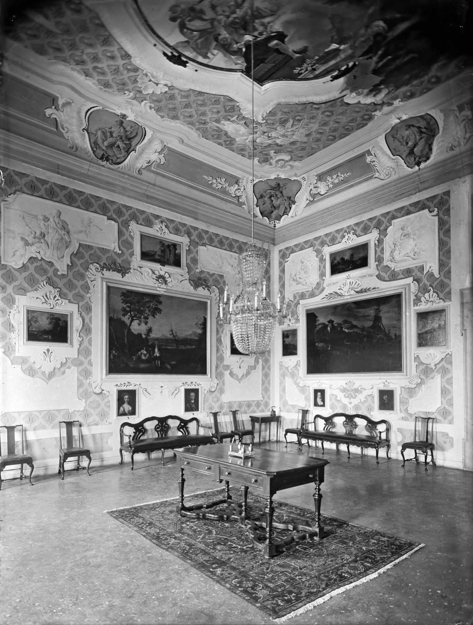 Villa Nazionale di Stra. Varie dell'appartamento apprestato per il capo del governo e per il convegno con Hitler (negativo) di Gabinetto fotografico (XX)