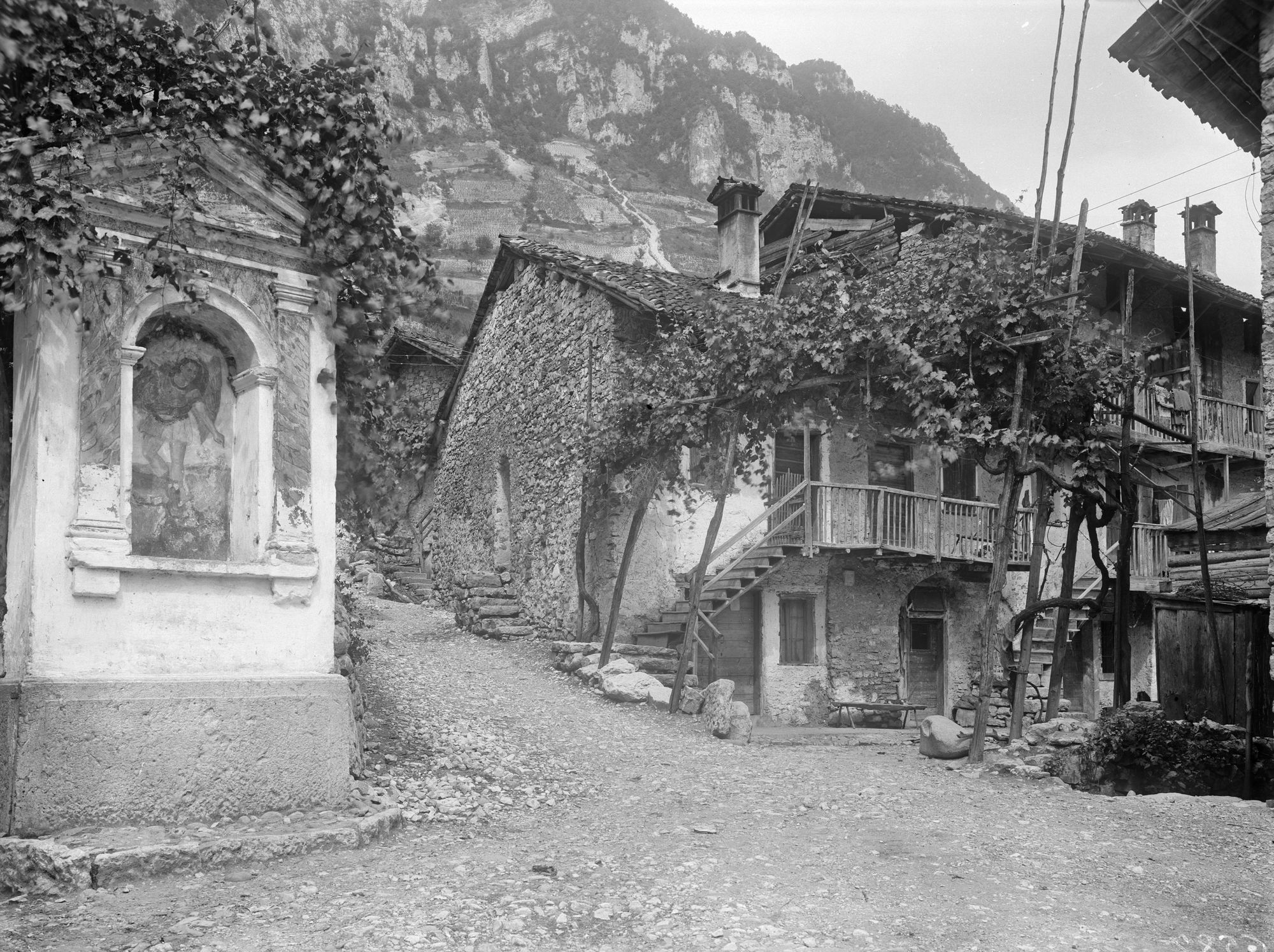 Fonzaso. Vecchie case di Fonzaso e capitello dedicato all'angelo Gabriele (negativo) di Gabinetto fotografico (XX)