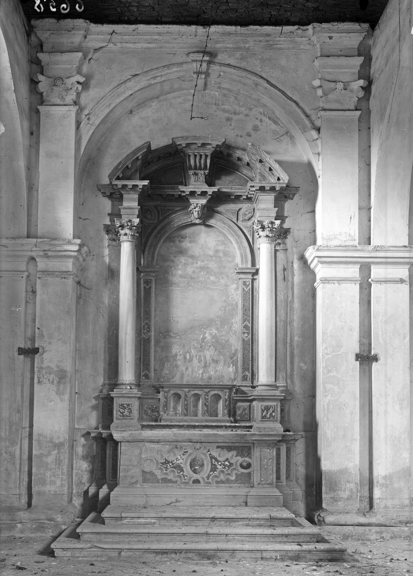 Monastier. Chiesa di Santa Maria Assunta (la vecchia).Veduta esterna e particolare dell'interno (negativo) di Gabinetto fotografico (XX)